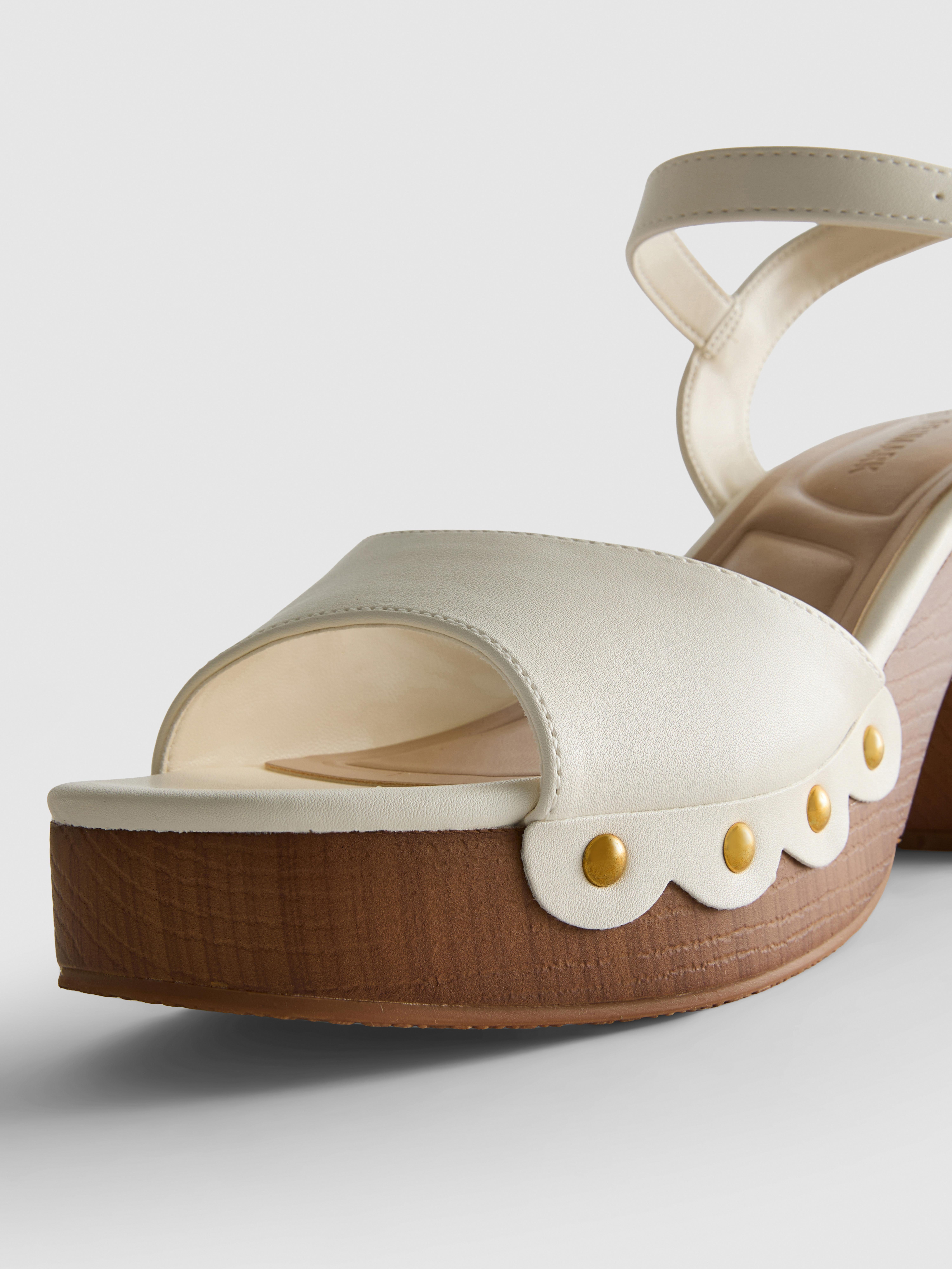 Sandalias de tacón con tachuelas de antelina