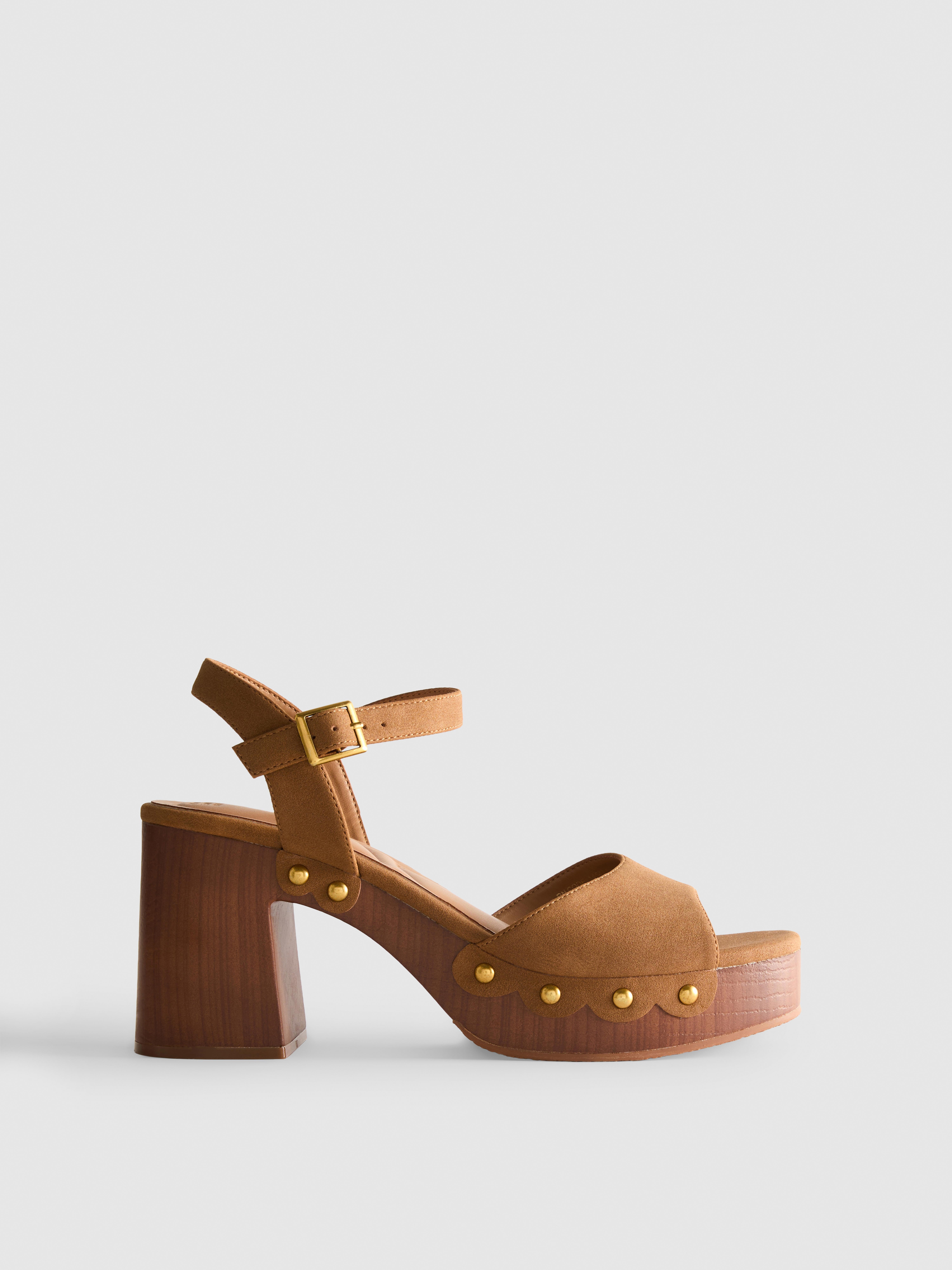 Sandalias de tacón con tachuelas de antelina Tostado