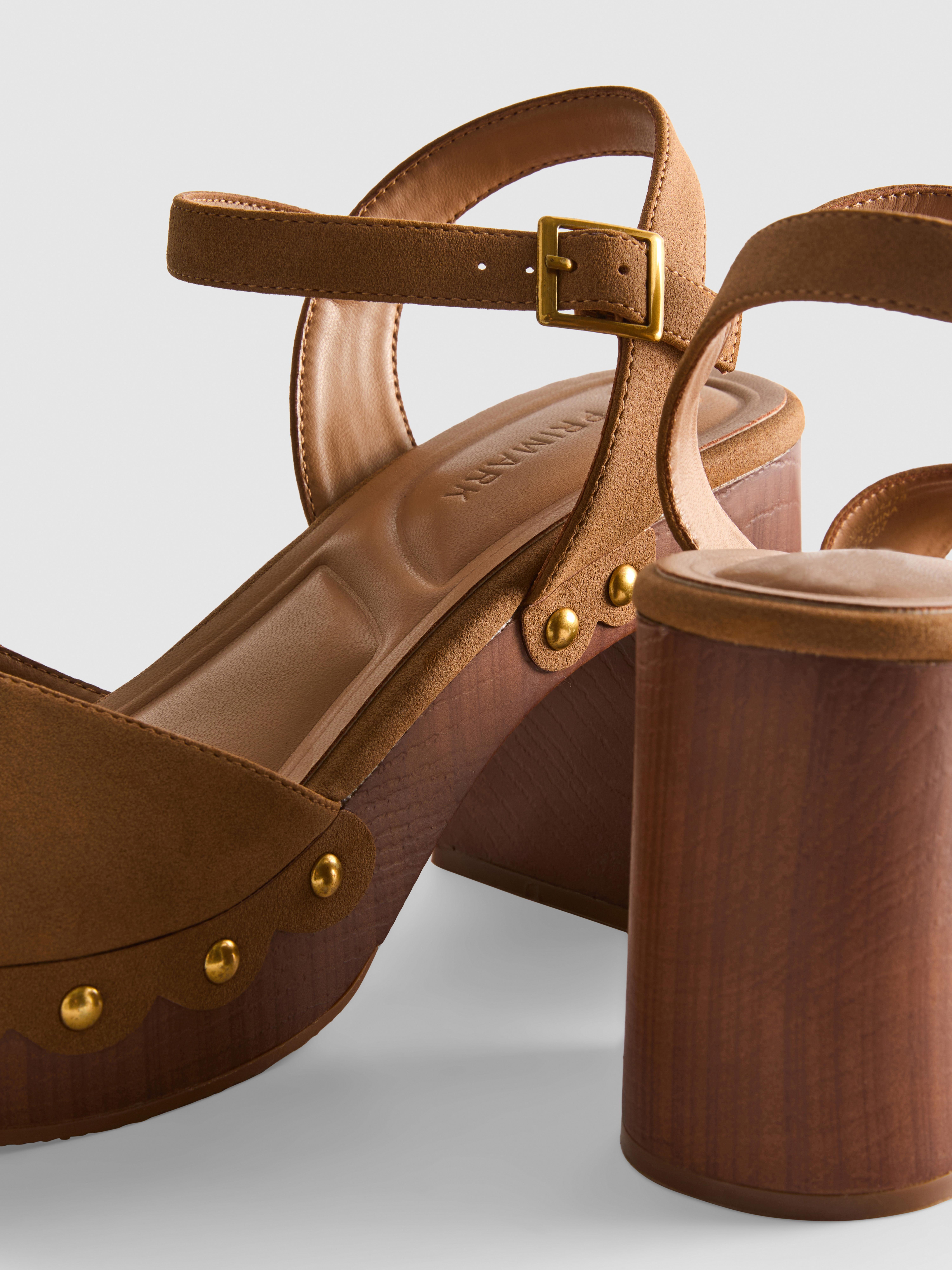 Suèdine sandalen met studs en hakken