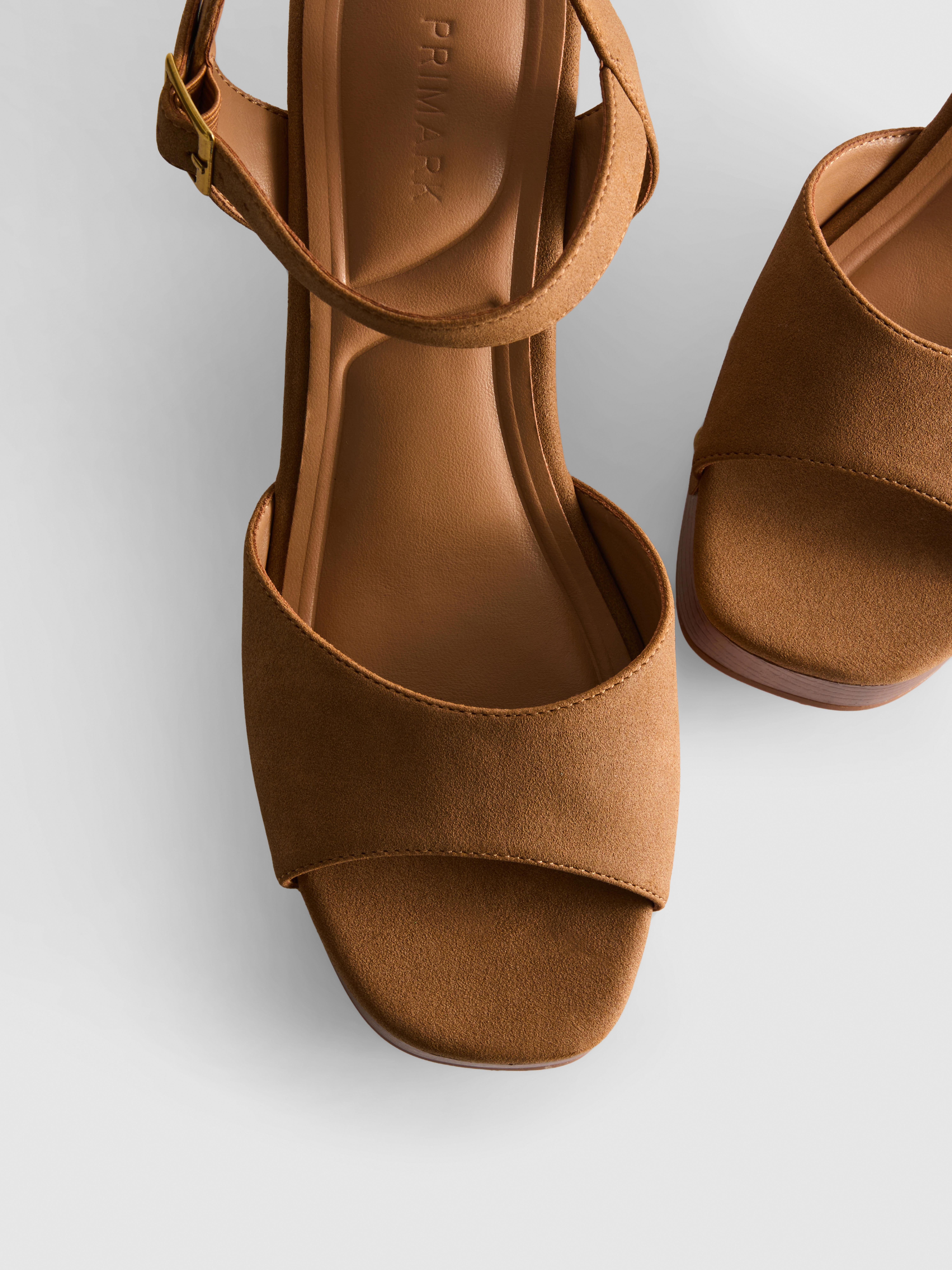 Suèdine sandalen met studs en hakken