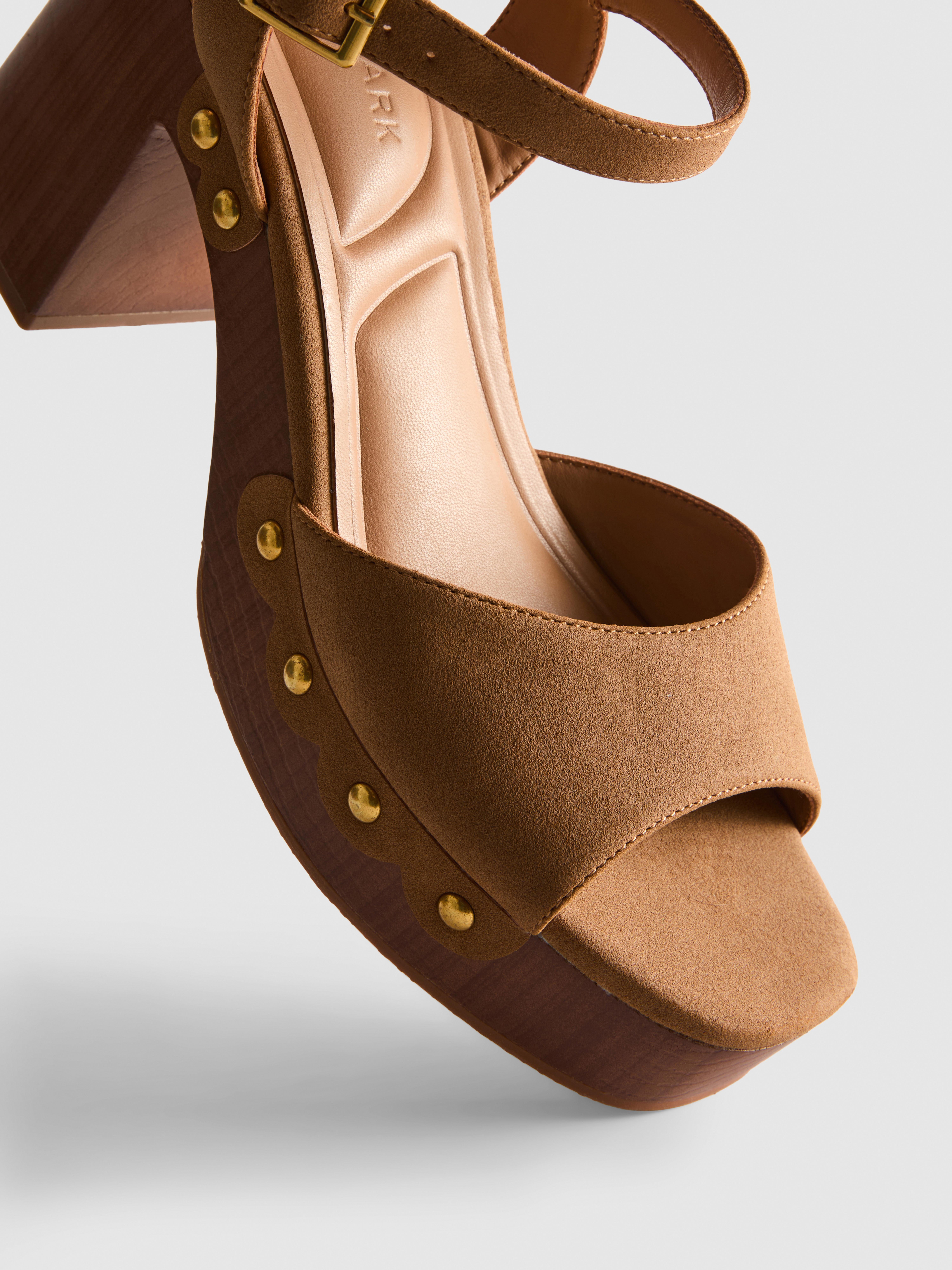 Suèdine sandalen met studs en hakken