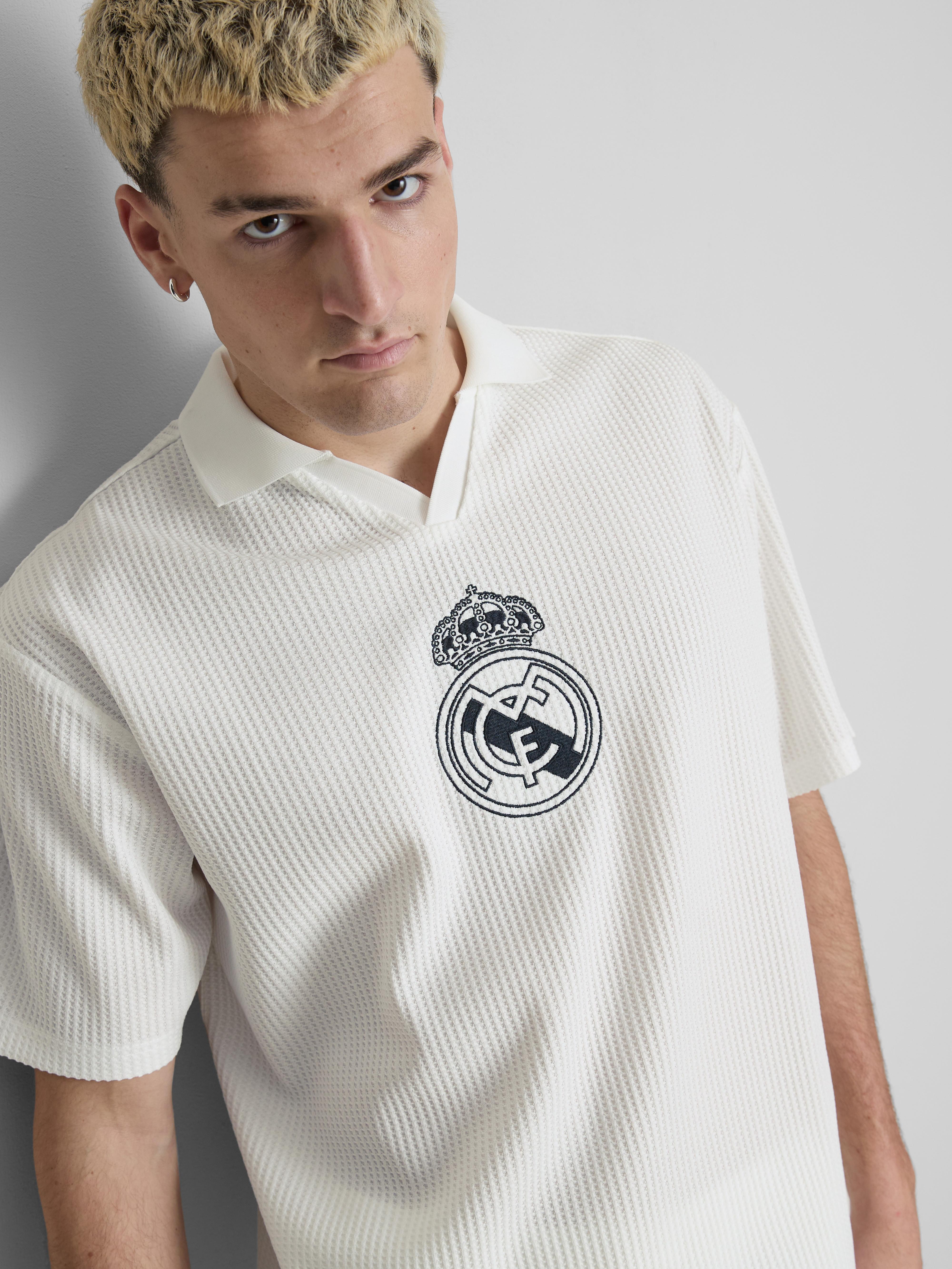 Camiseta con textura gofrada del Real Madrid