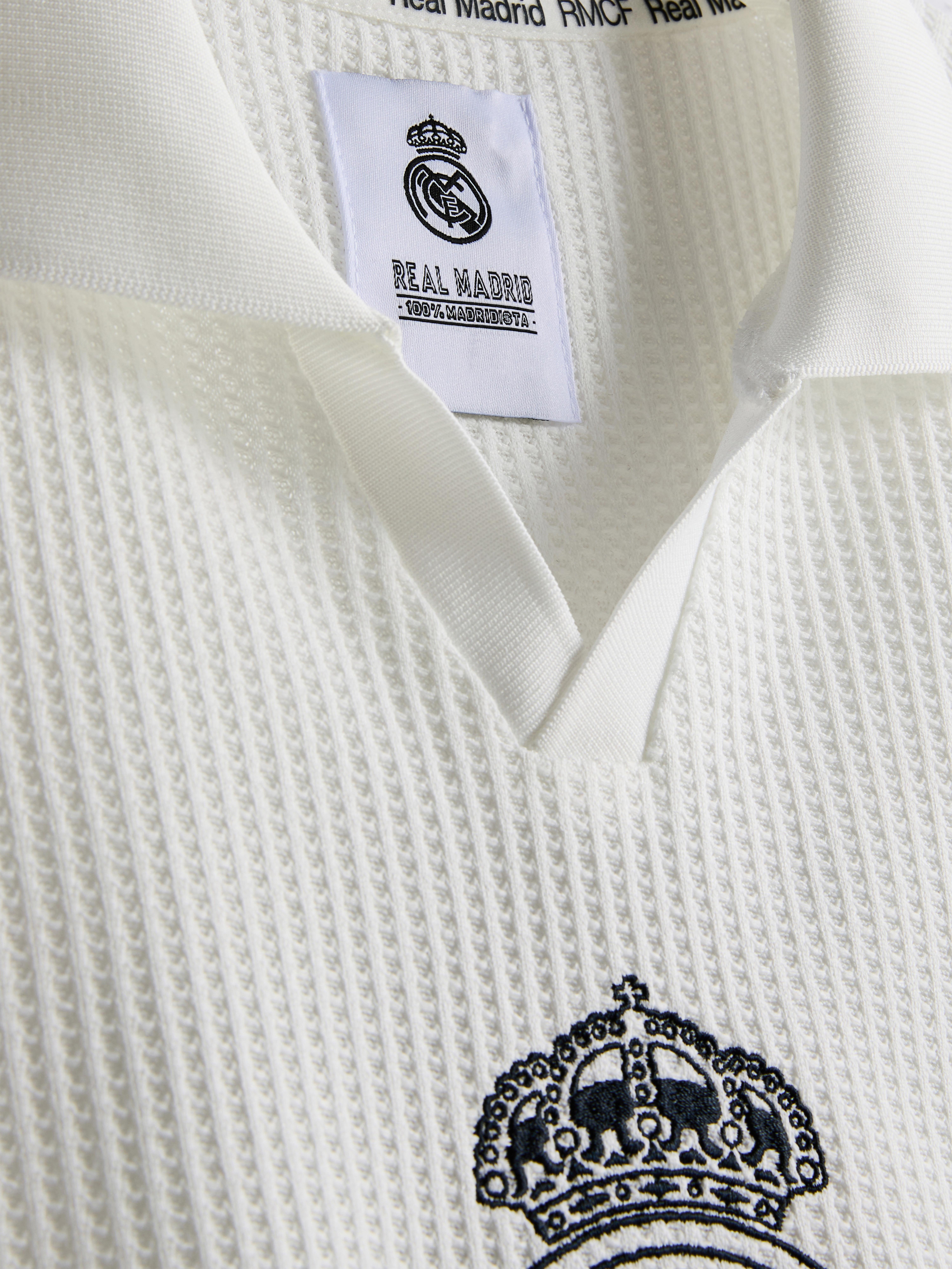 Camiseta con textura gofrada del Real Madrid
