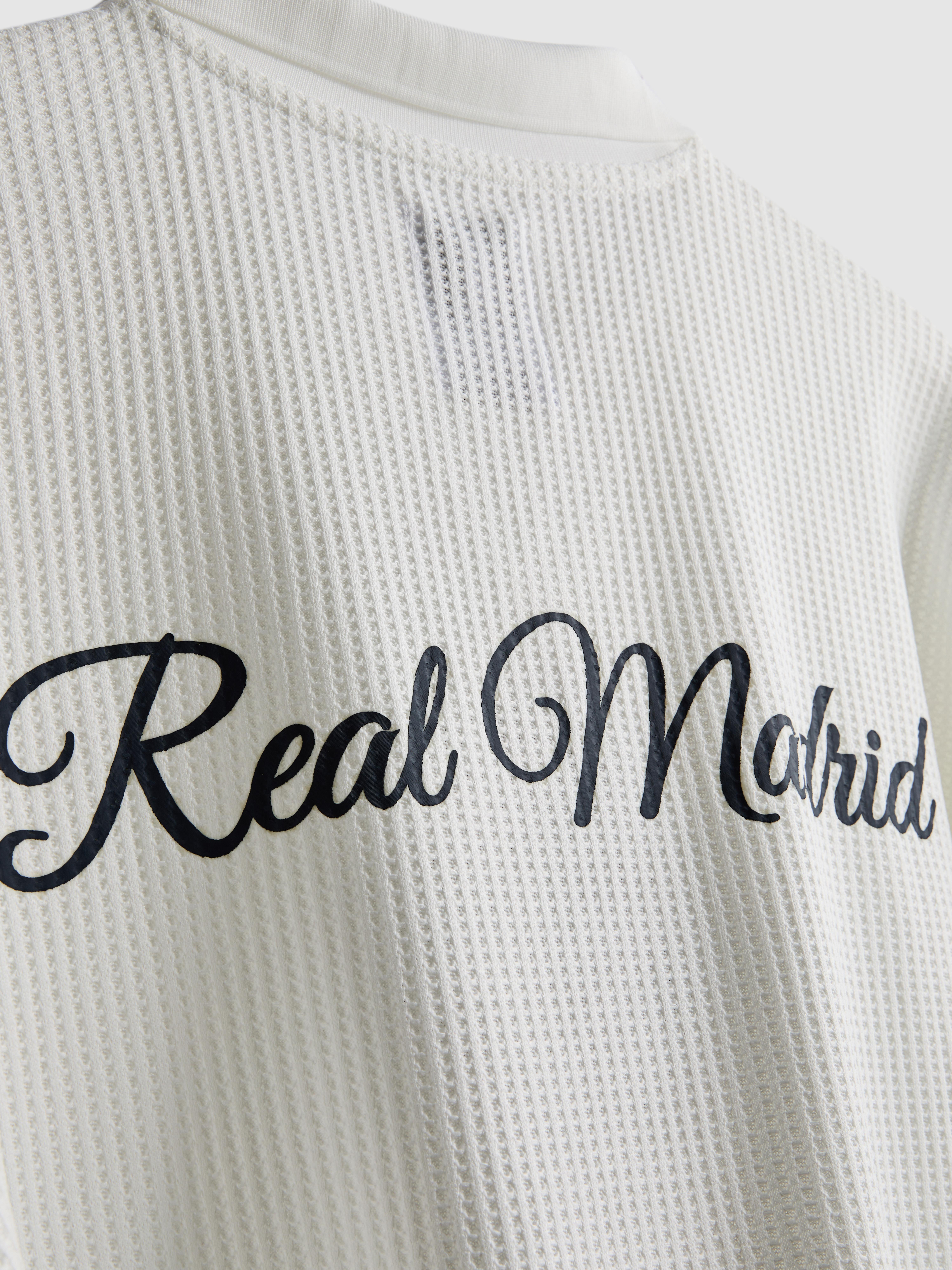 Camiseta con textura gofrada del Real Madrid