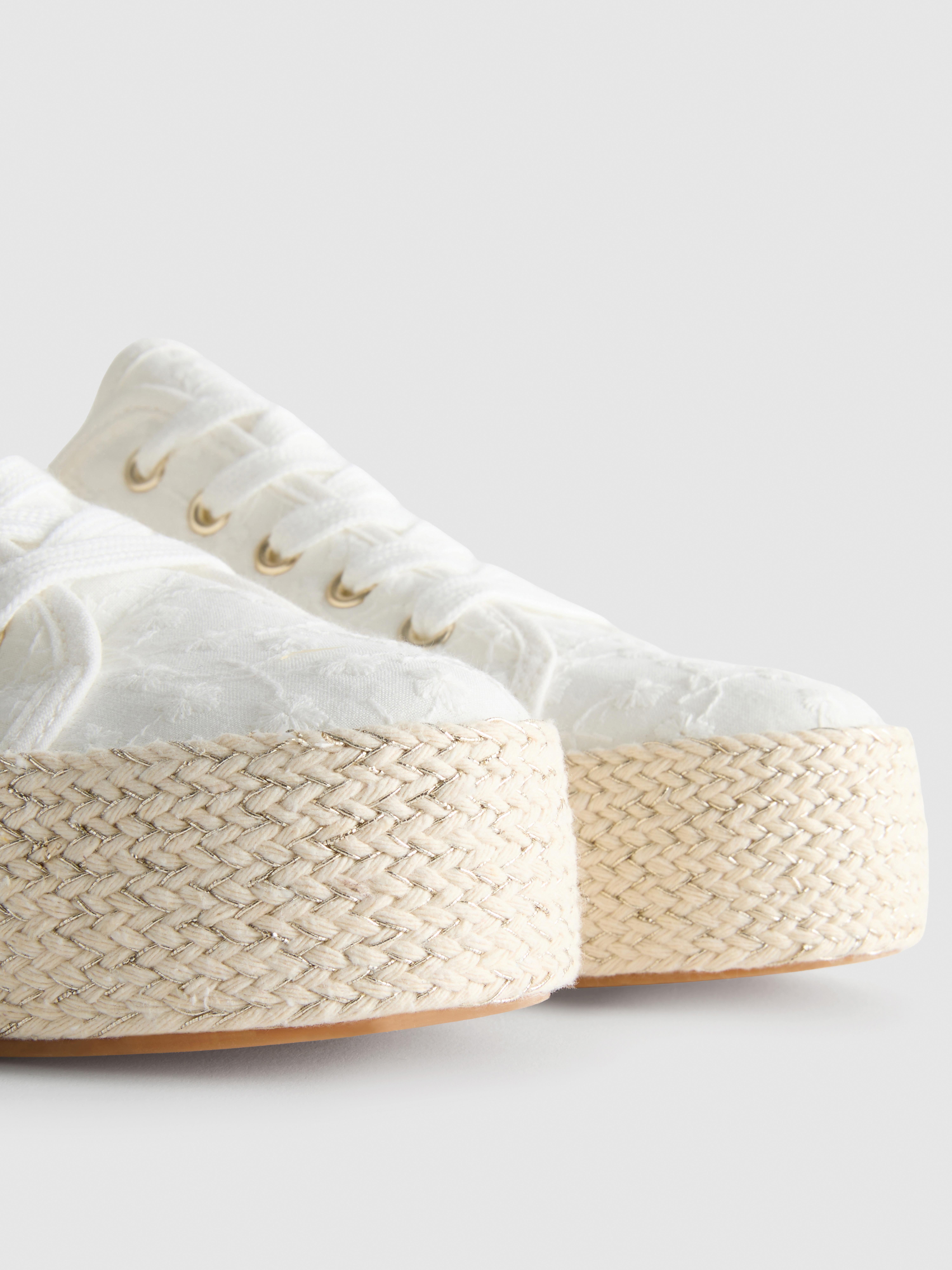 Canvas-Sneaker mit Jute-Flatform