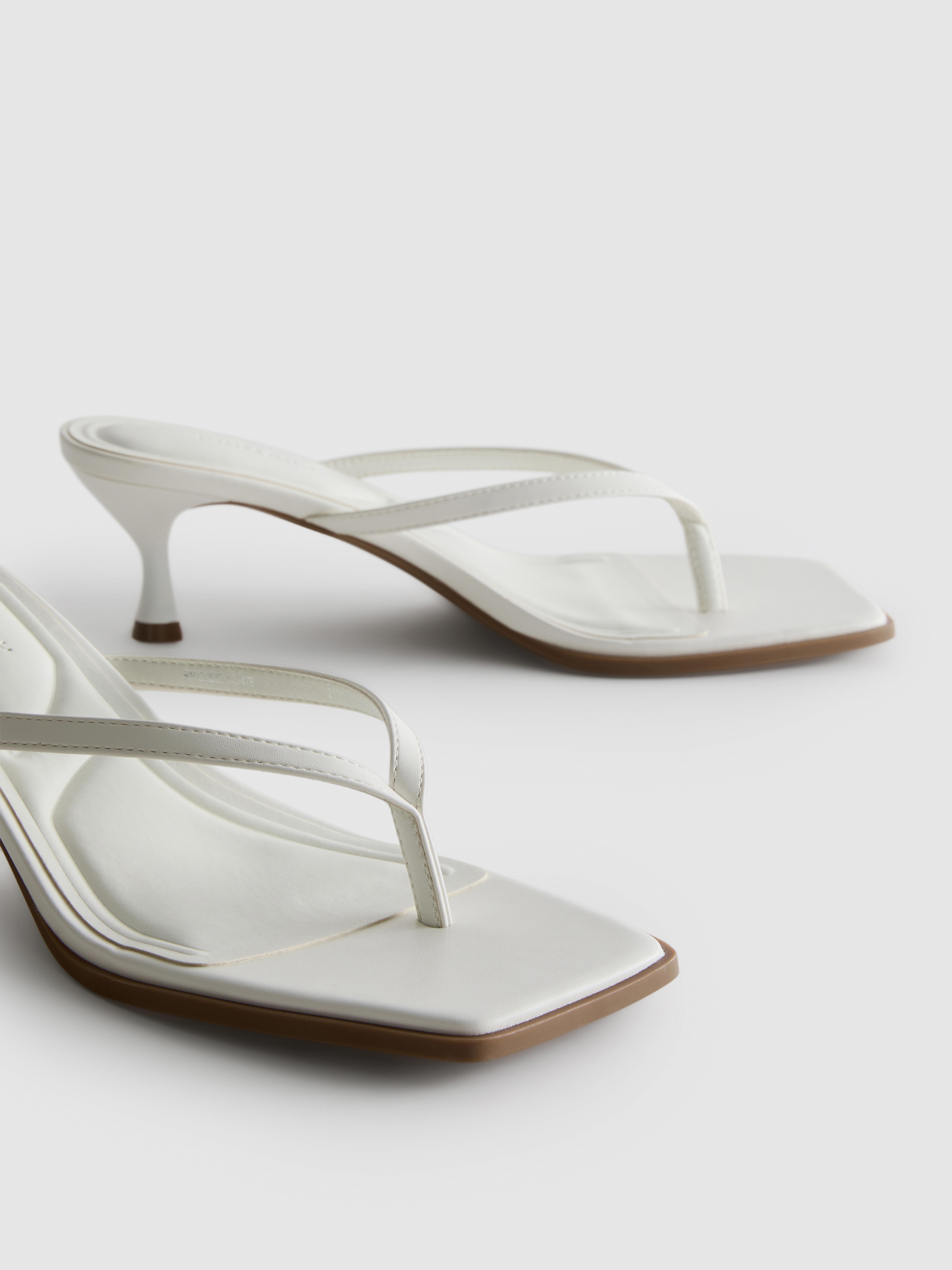 Mules à talon et bride à entredoigt