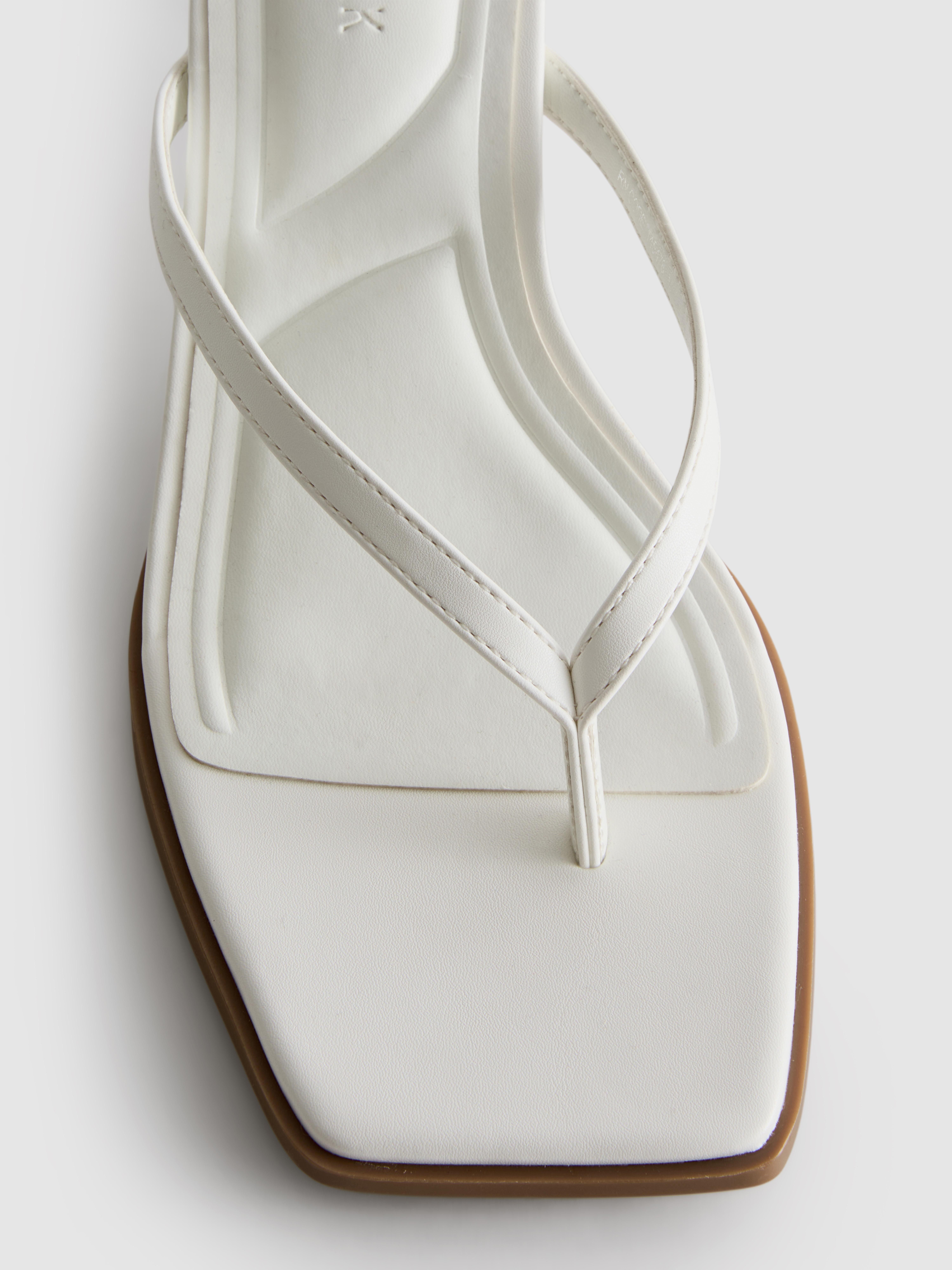 Mules à talon et bride à entredoigt