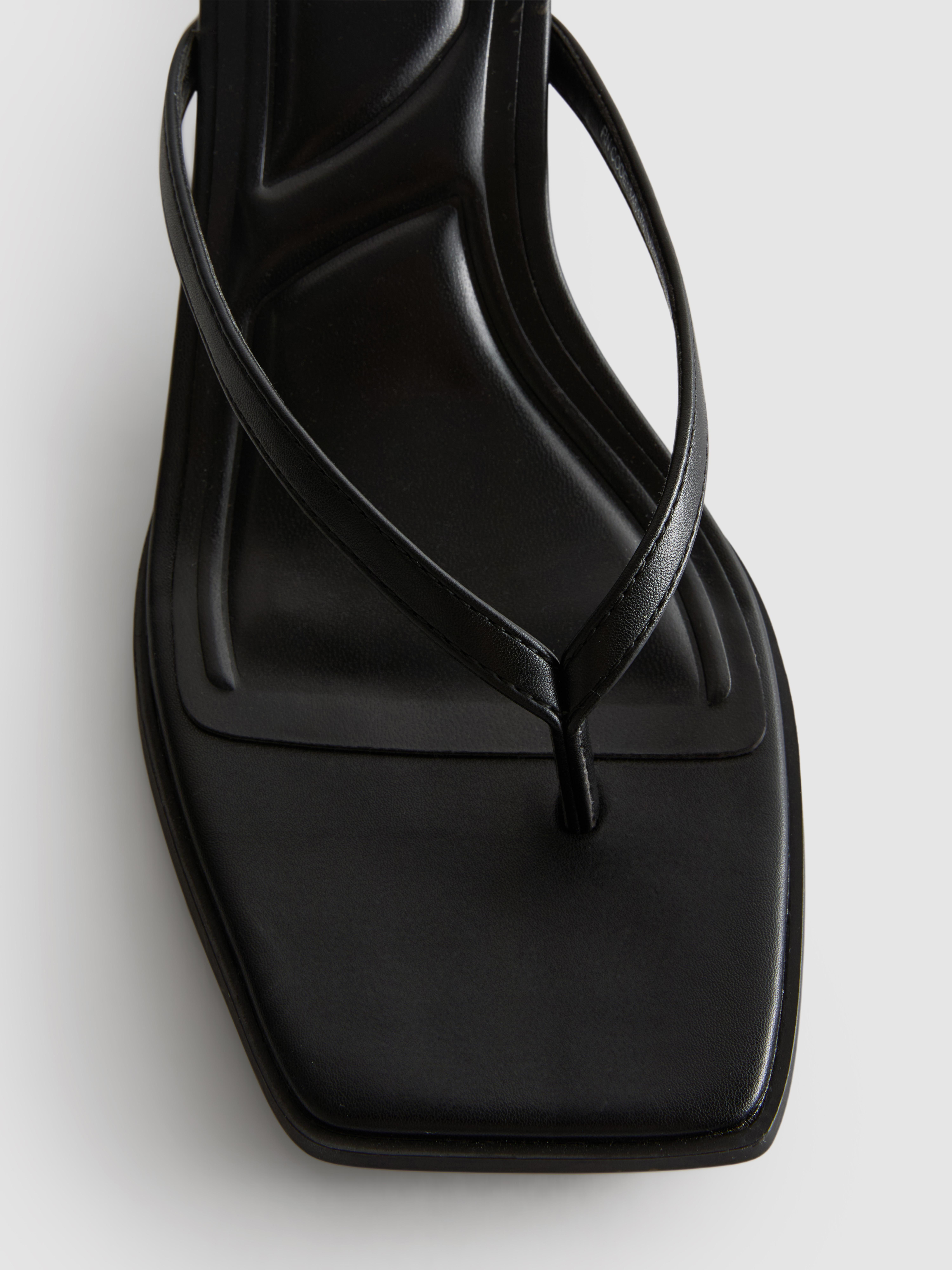 Mules à talon et bride à entredoigt