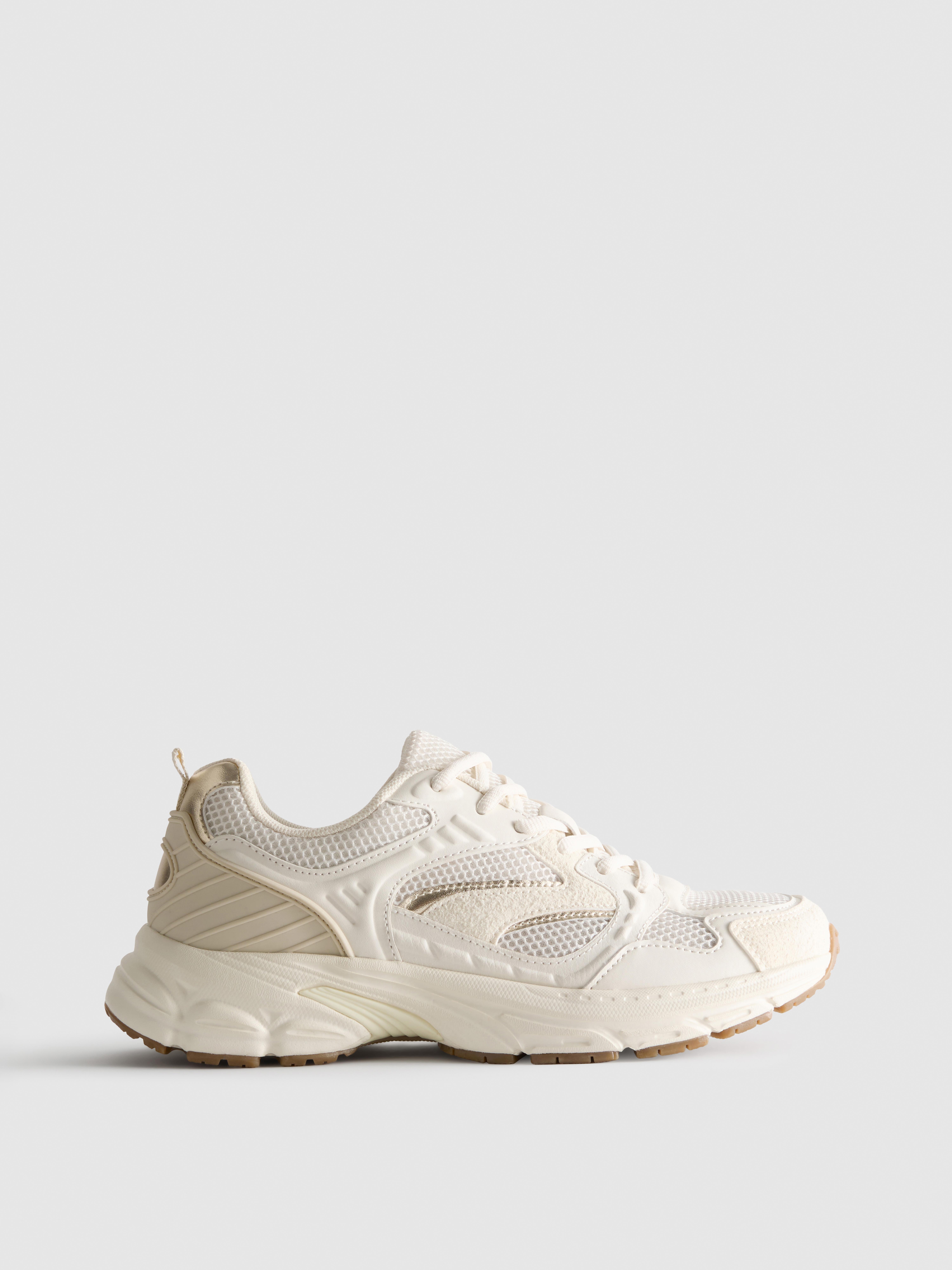 Sneaker mit klobiger Sohle und Netzstoffeinsätzen