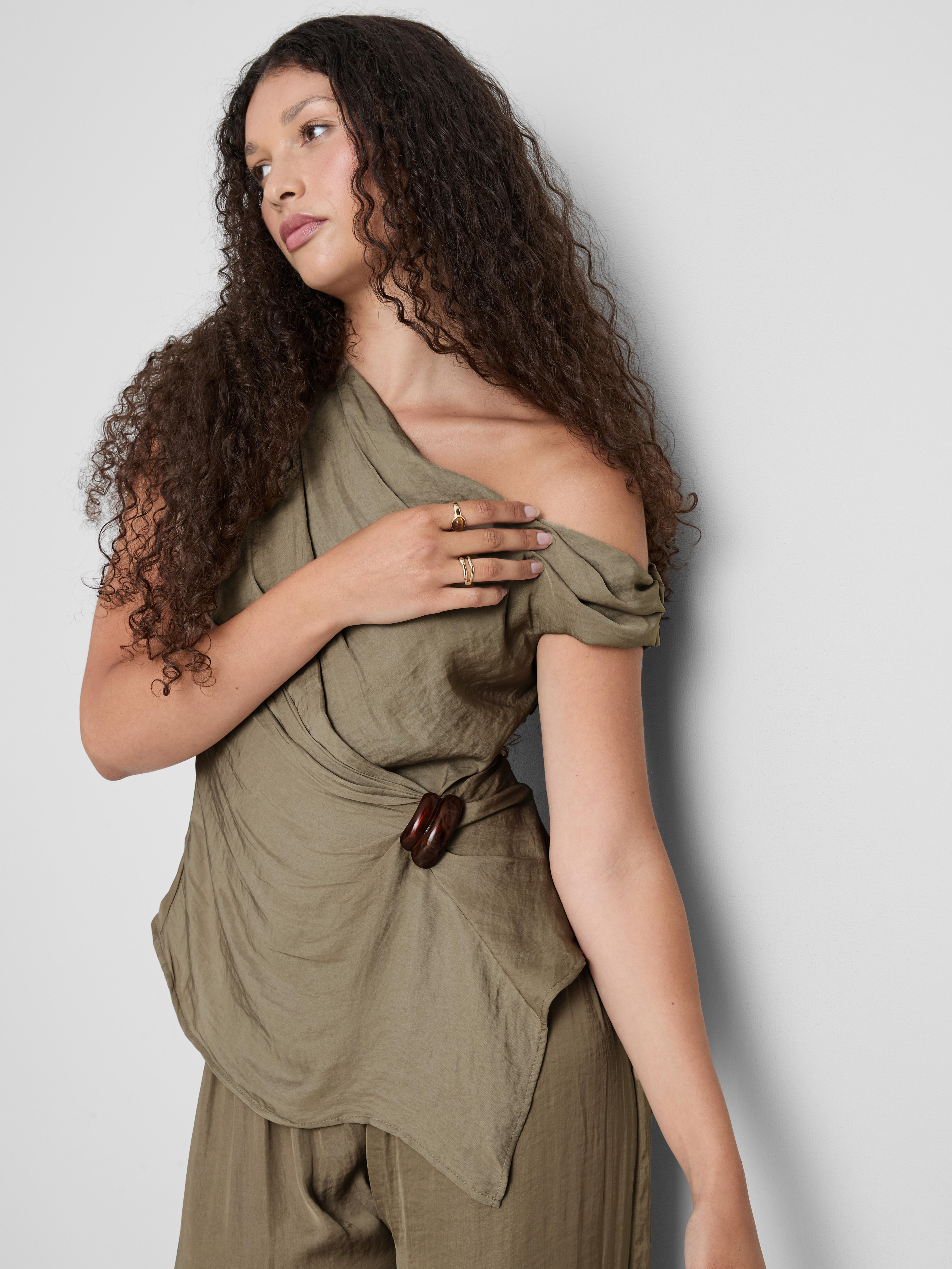 Top drappeggiato con dettagli in metallo The Edit