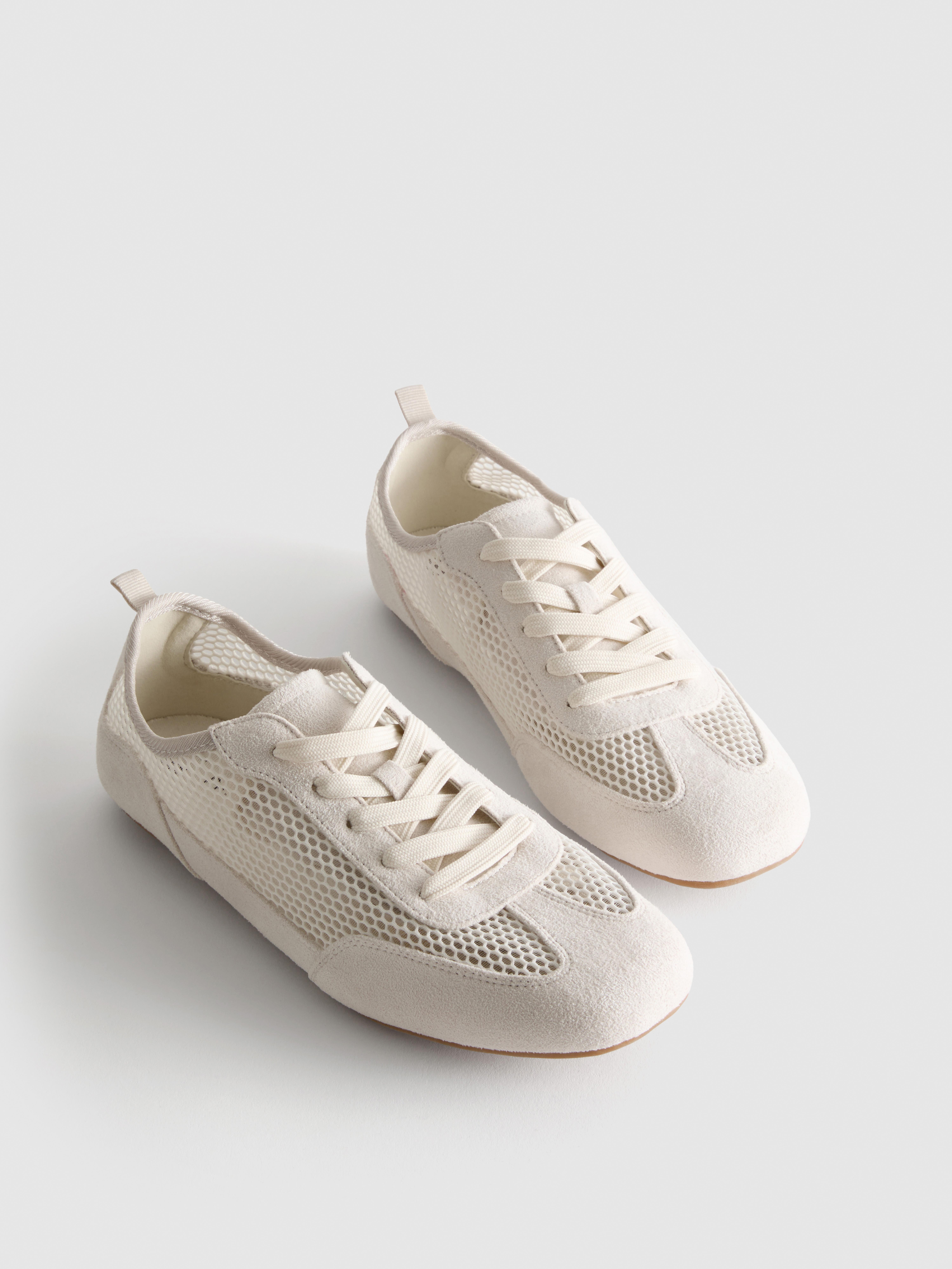 Zapatillas deportivas elegantes con paneles de malla