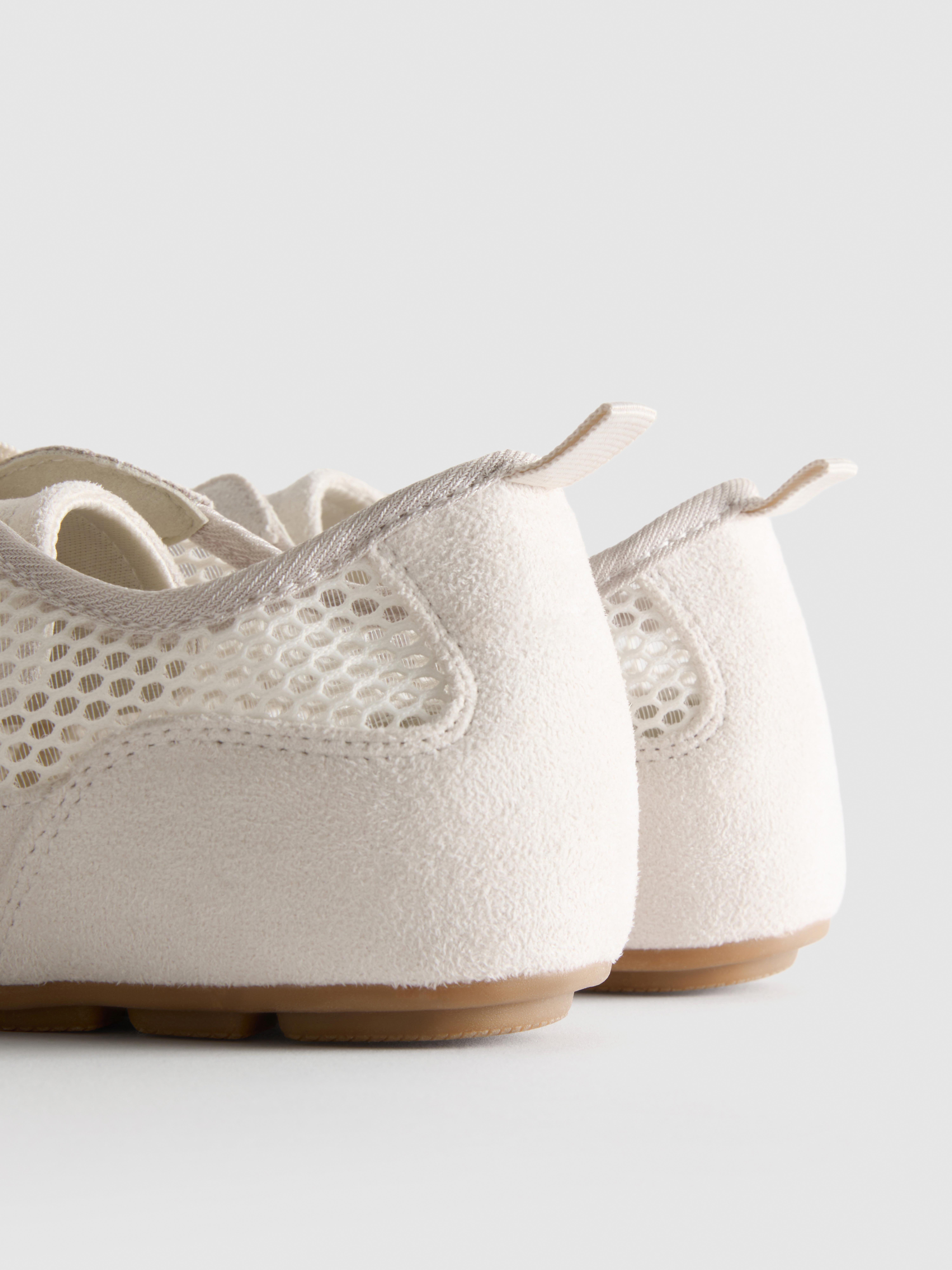 Zapatillas deportivas elegantes con paneles de malla