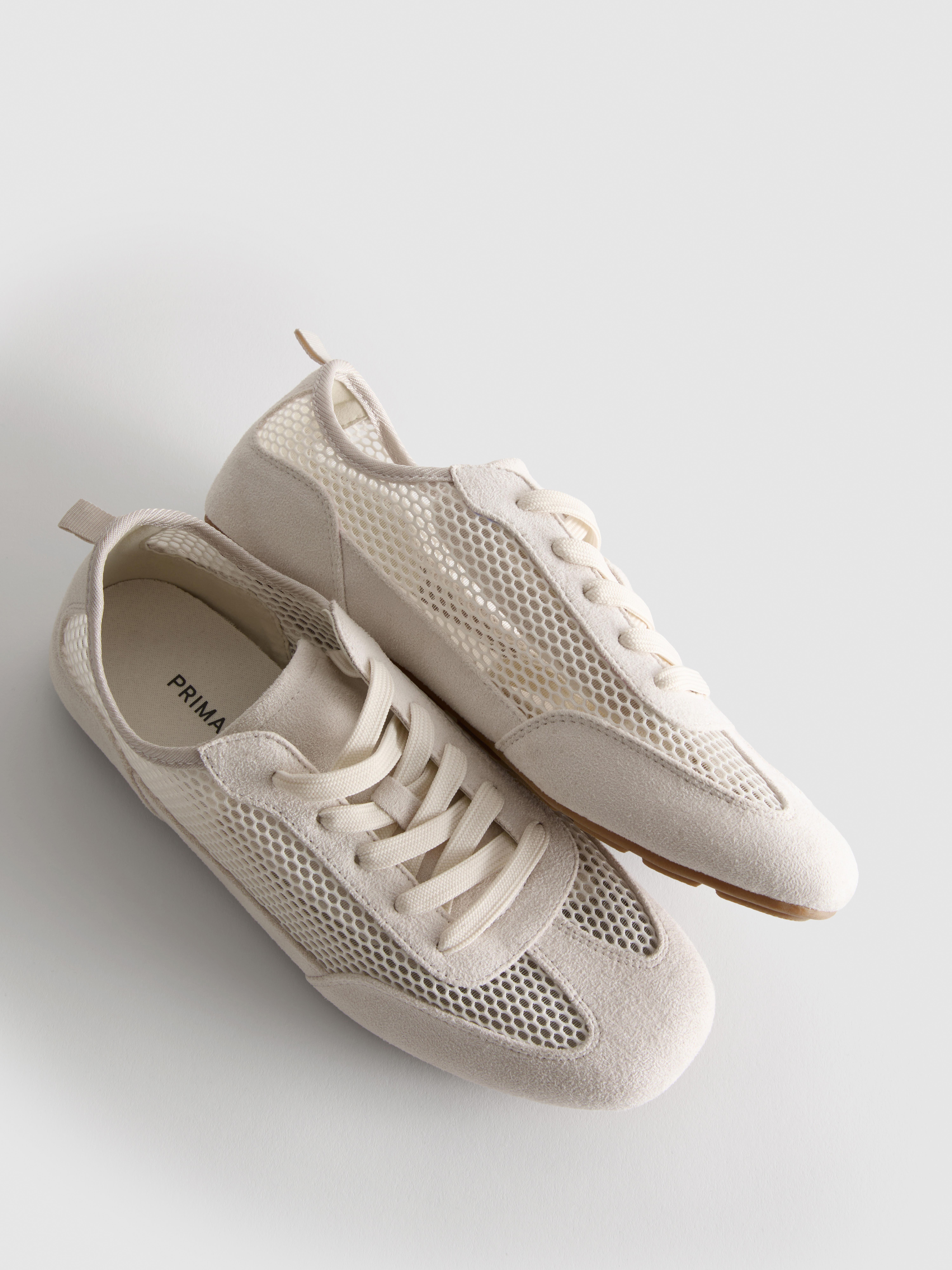 Zapatillas deportivas elegantes con paneles de malla