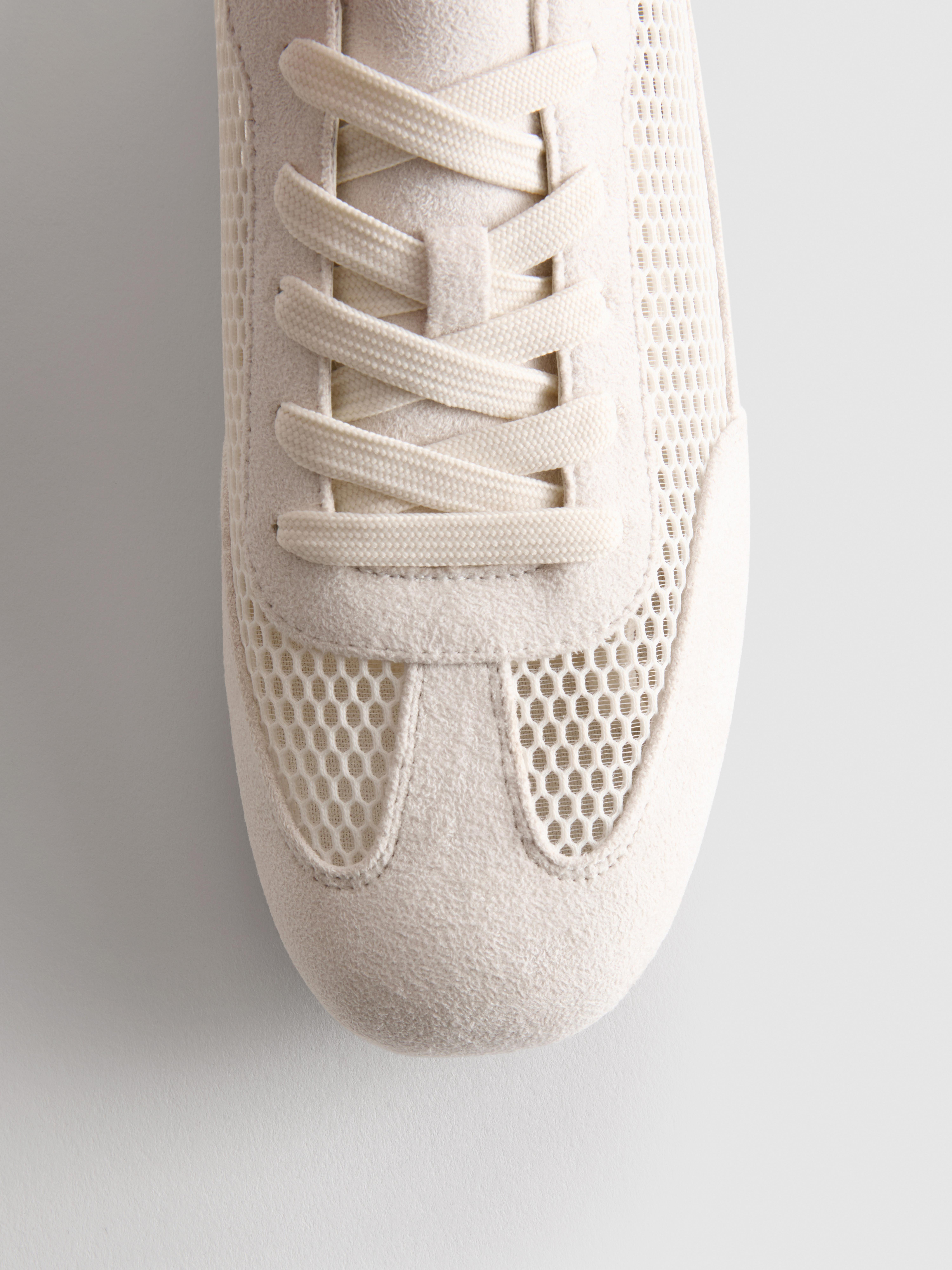 Zapatillas deportivas elegantes con paneles de malla