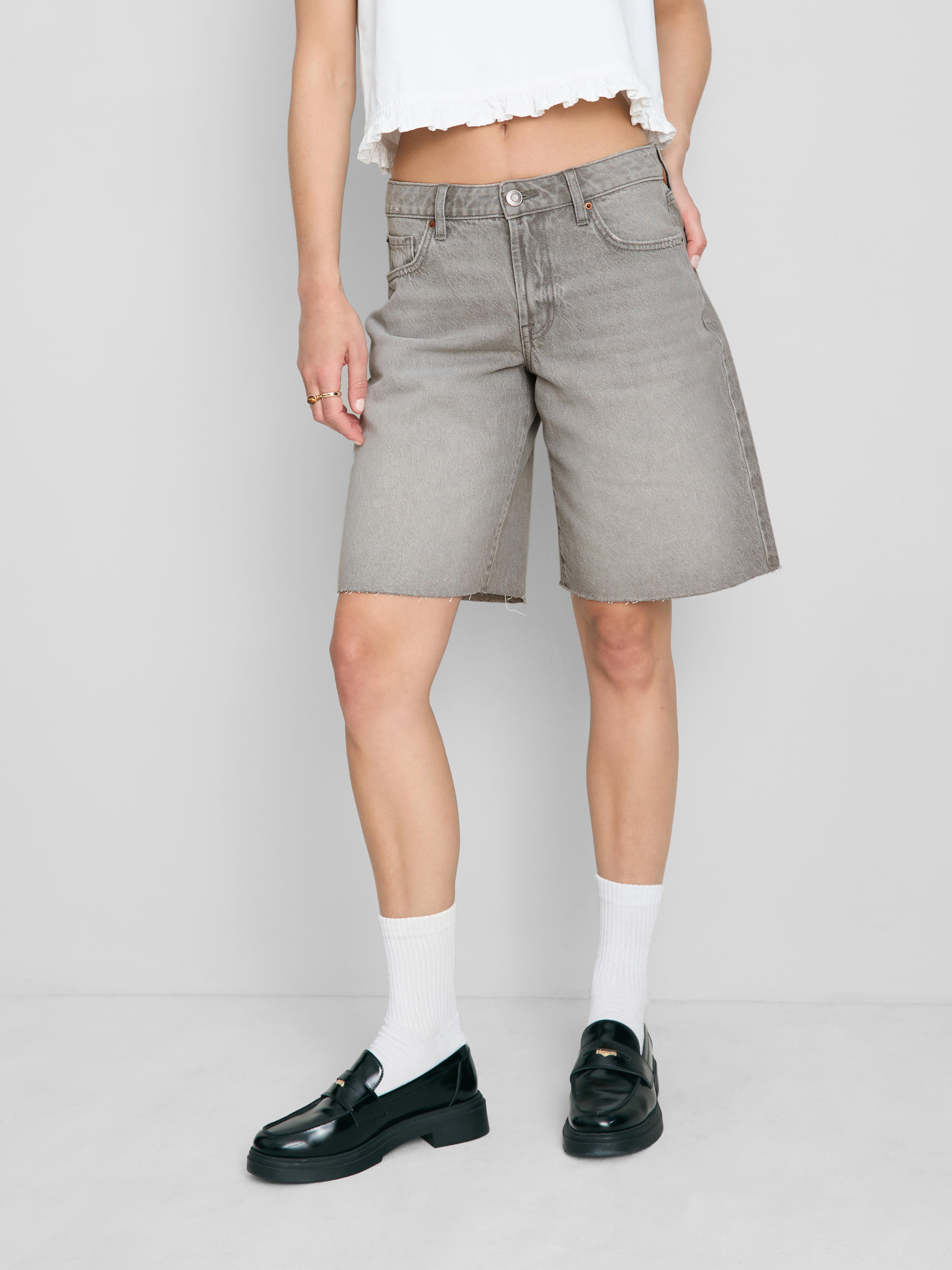 Bermuda in denim con orlo a vivo