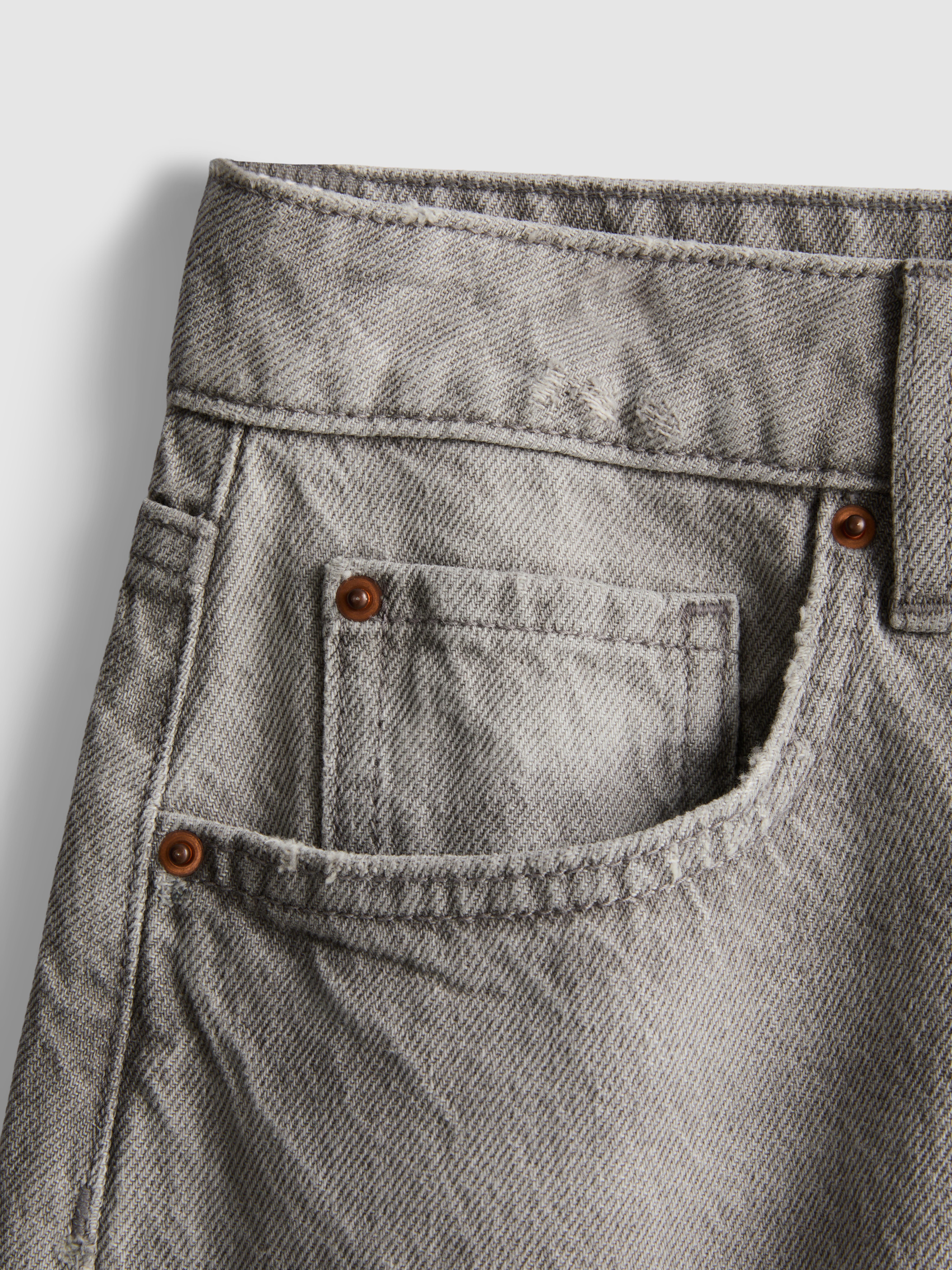Bermuda in denim con orlo a vivo