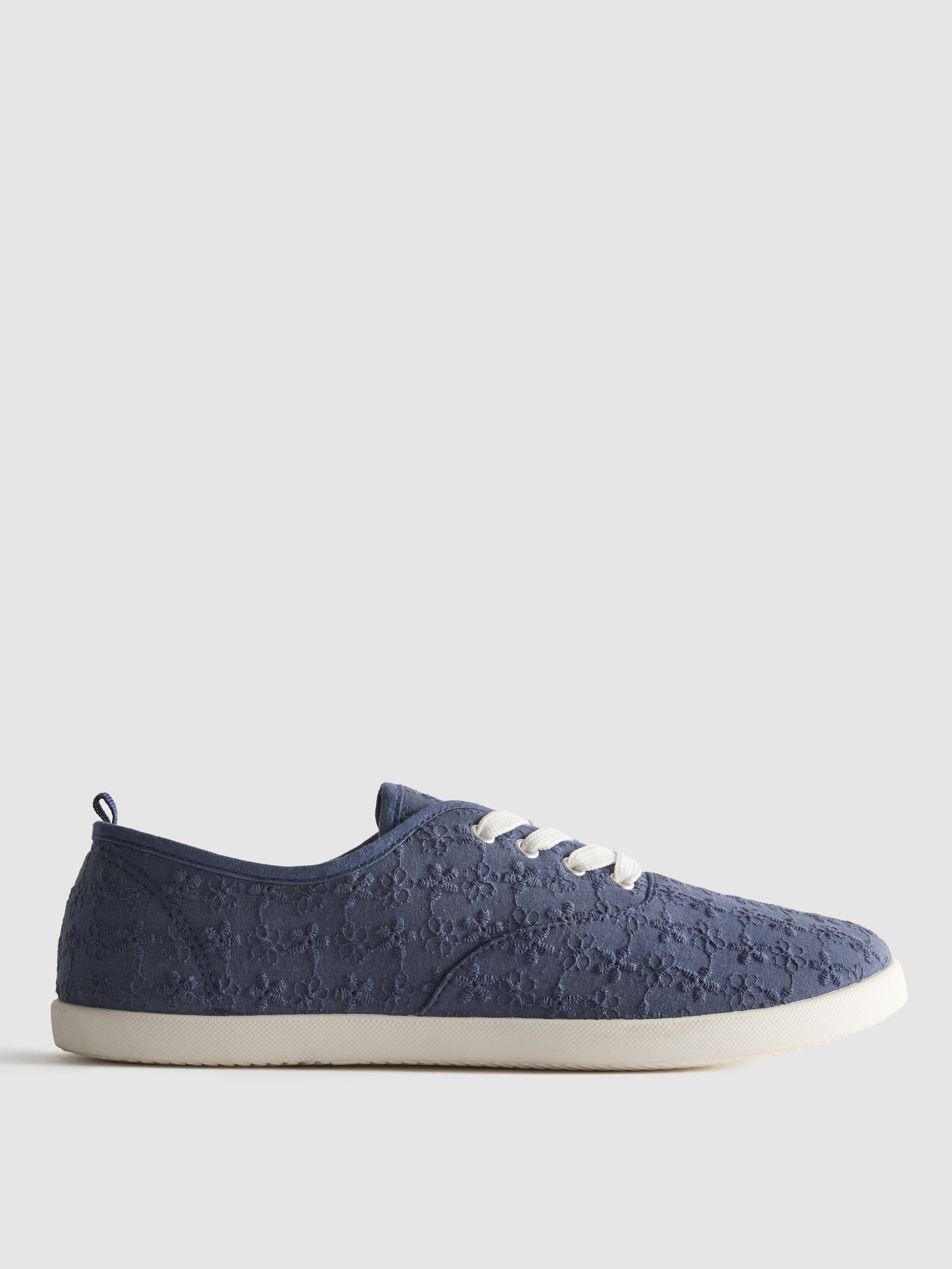 Pantofi sport cu broderie și șireturi