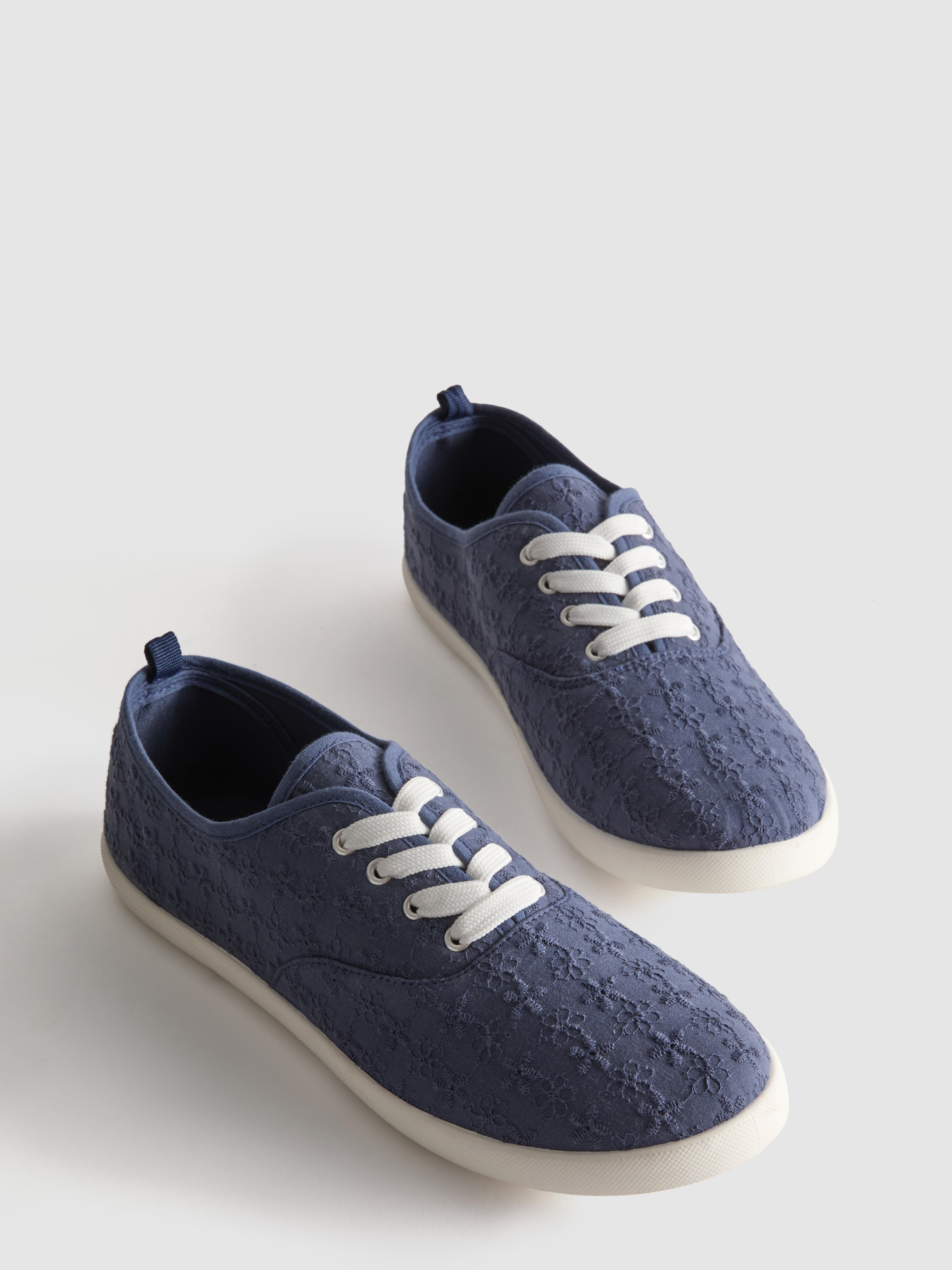 Pantofi sport cu broderie și șireturi