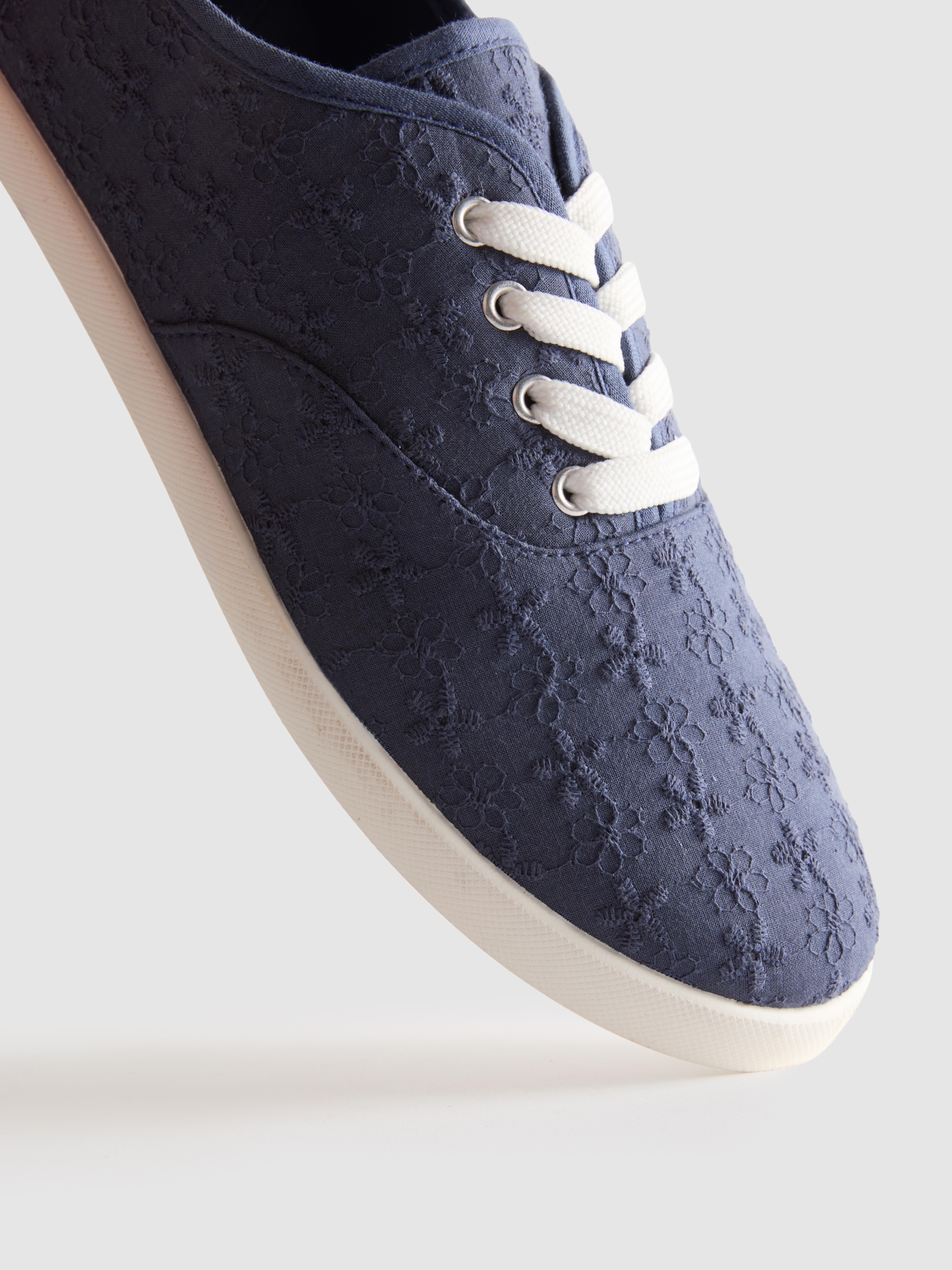Pantofi sport cu broderie și șireturi