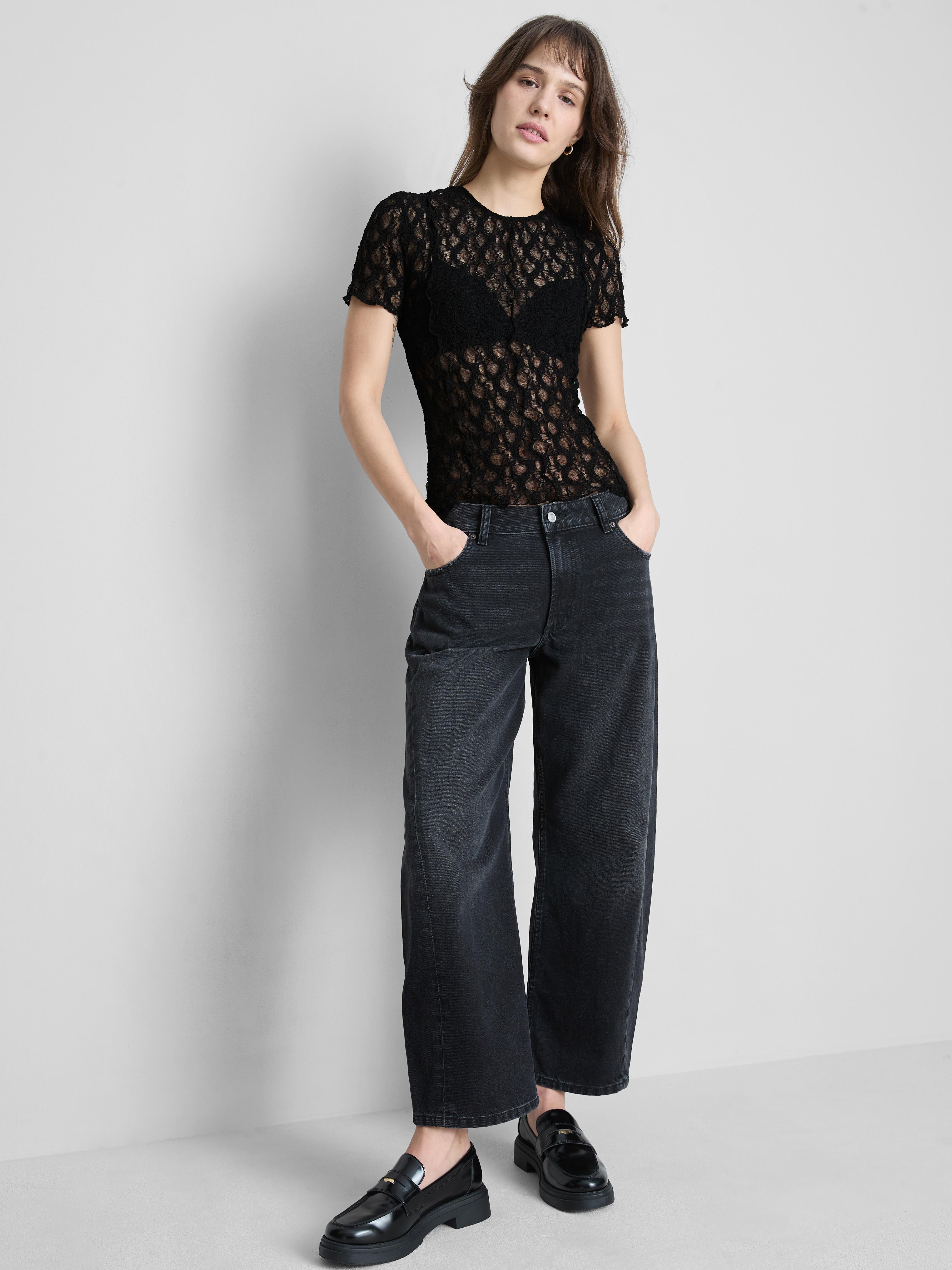 Polopriehľadný čipkovaný top s krátkym rukávom