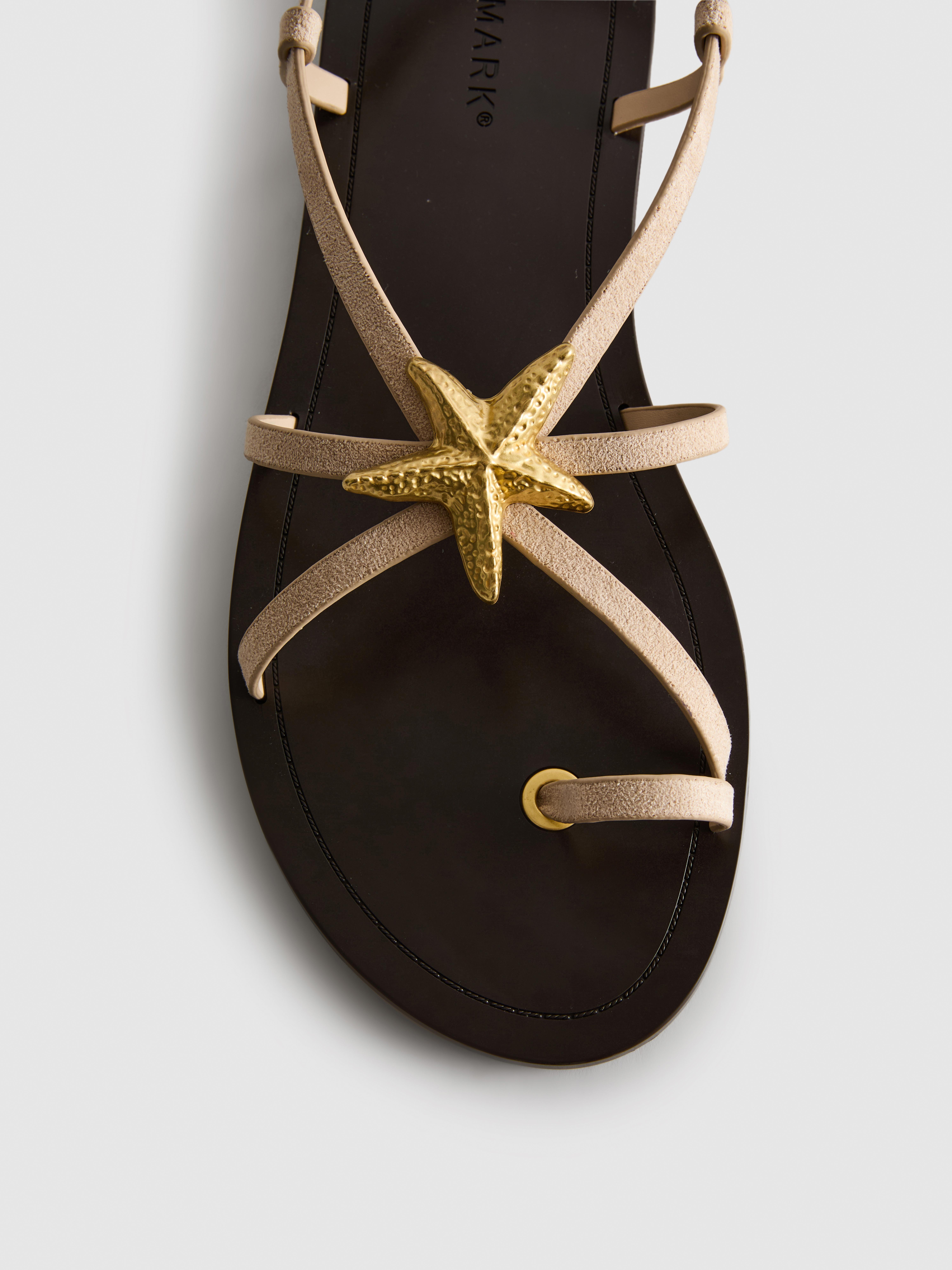 Sandales à brides et étoile de mer Paula Echevarría