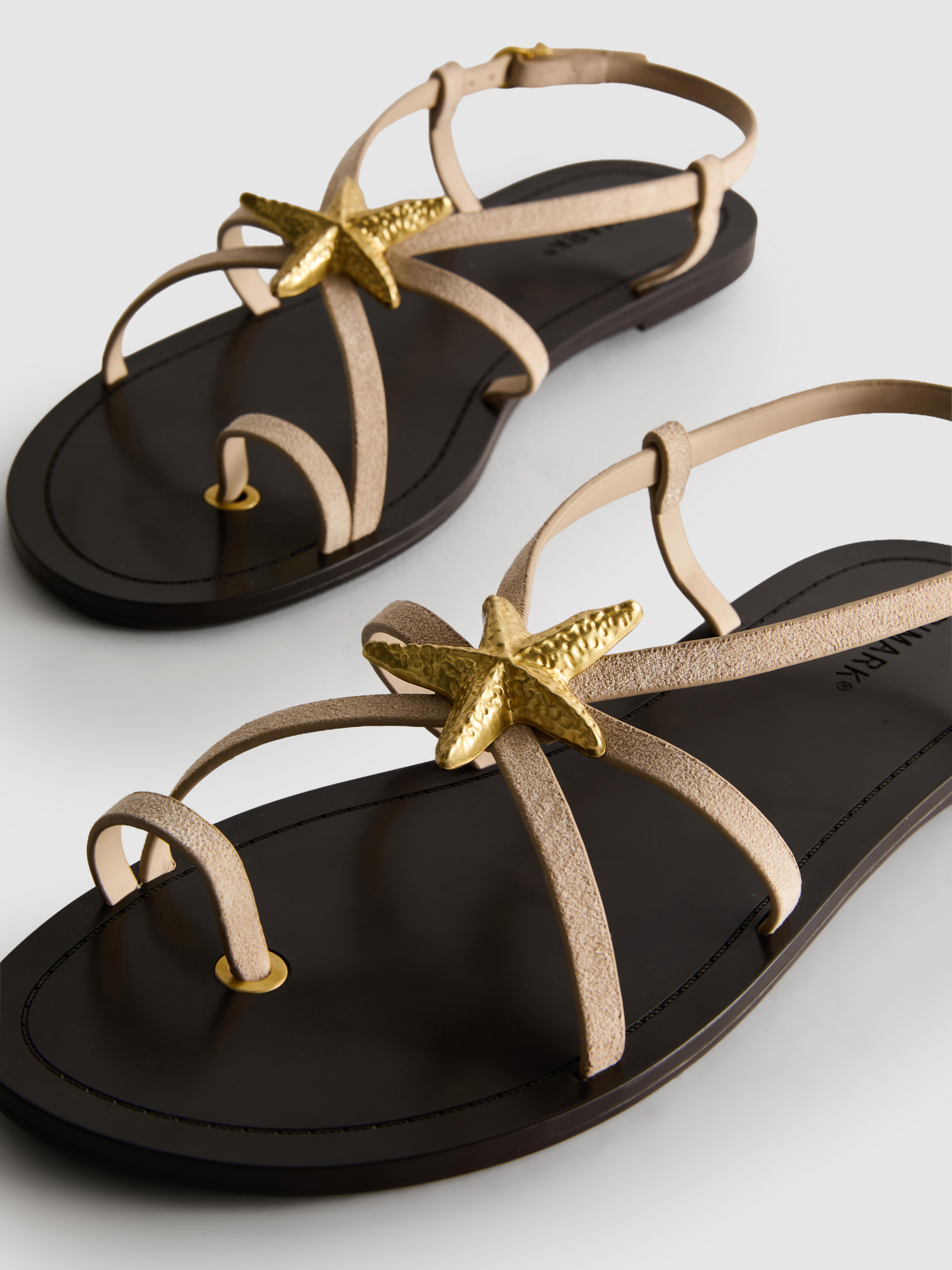 Sandales à brides et étoile de mer Paula Echevarría