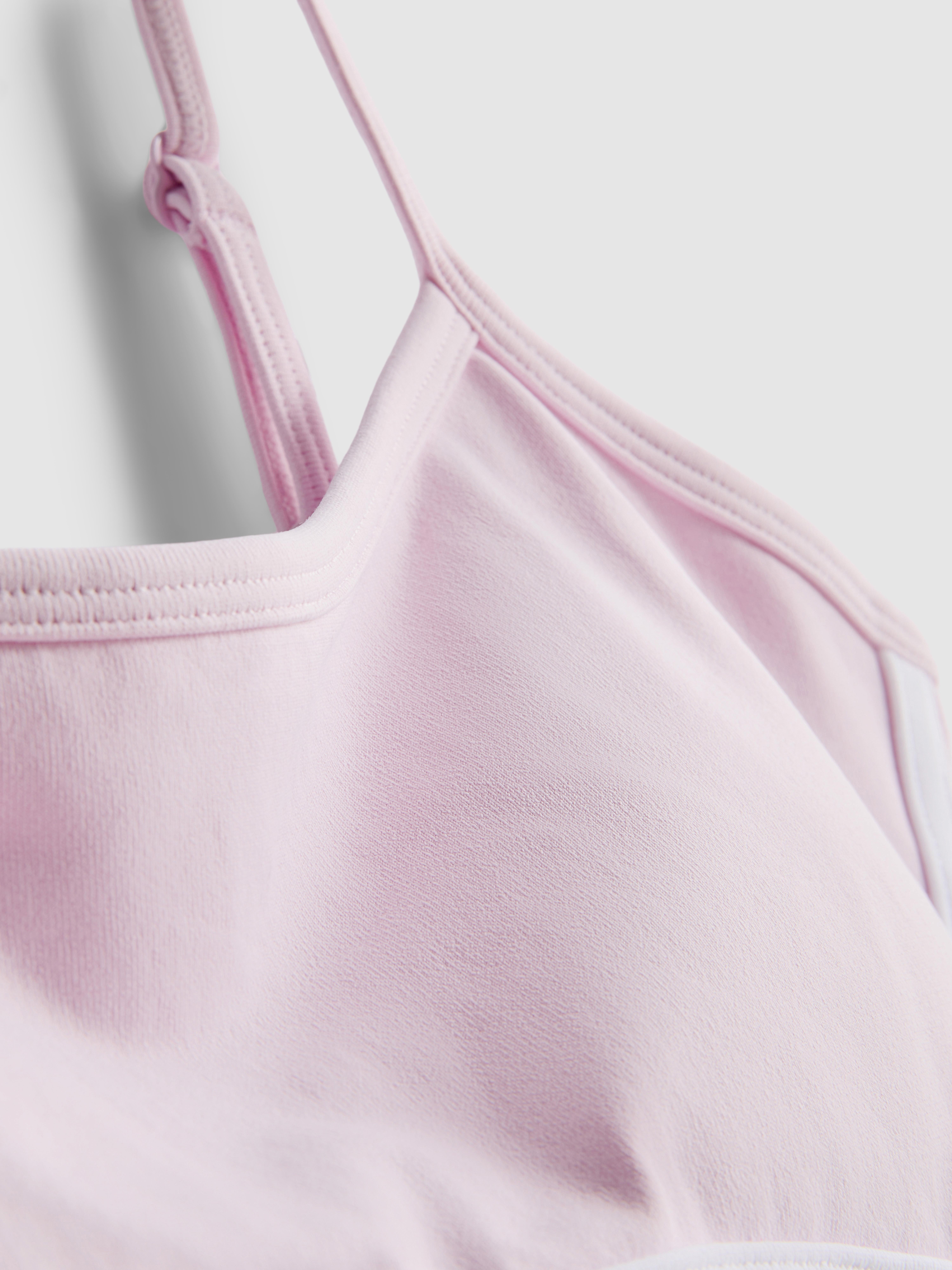 Top deportivo sin costuras de diseño contorneado