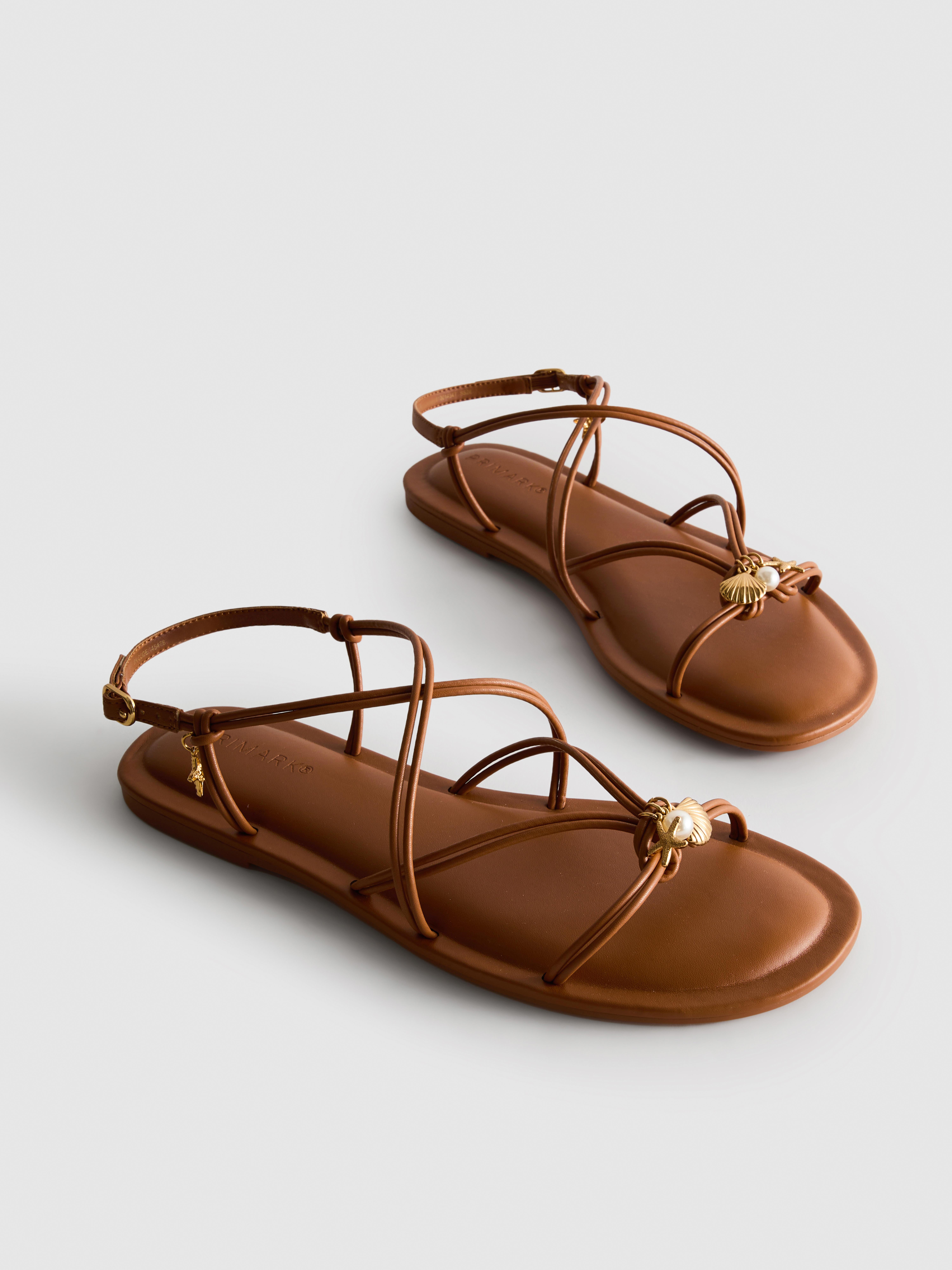 Sandales à brides et breloques Paula Echevarría