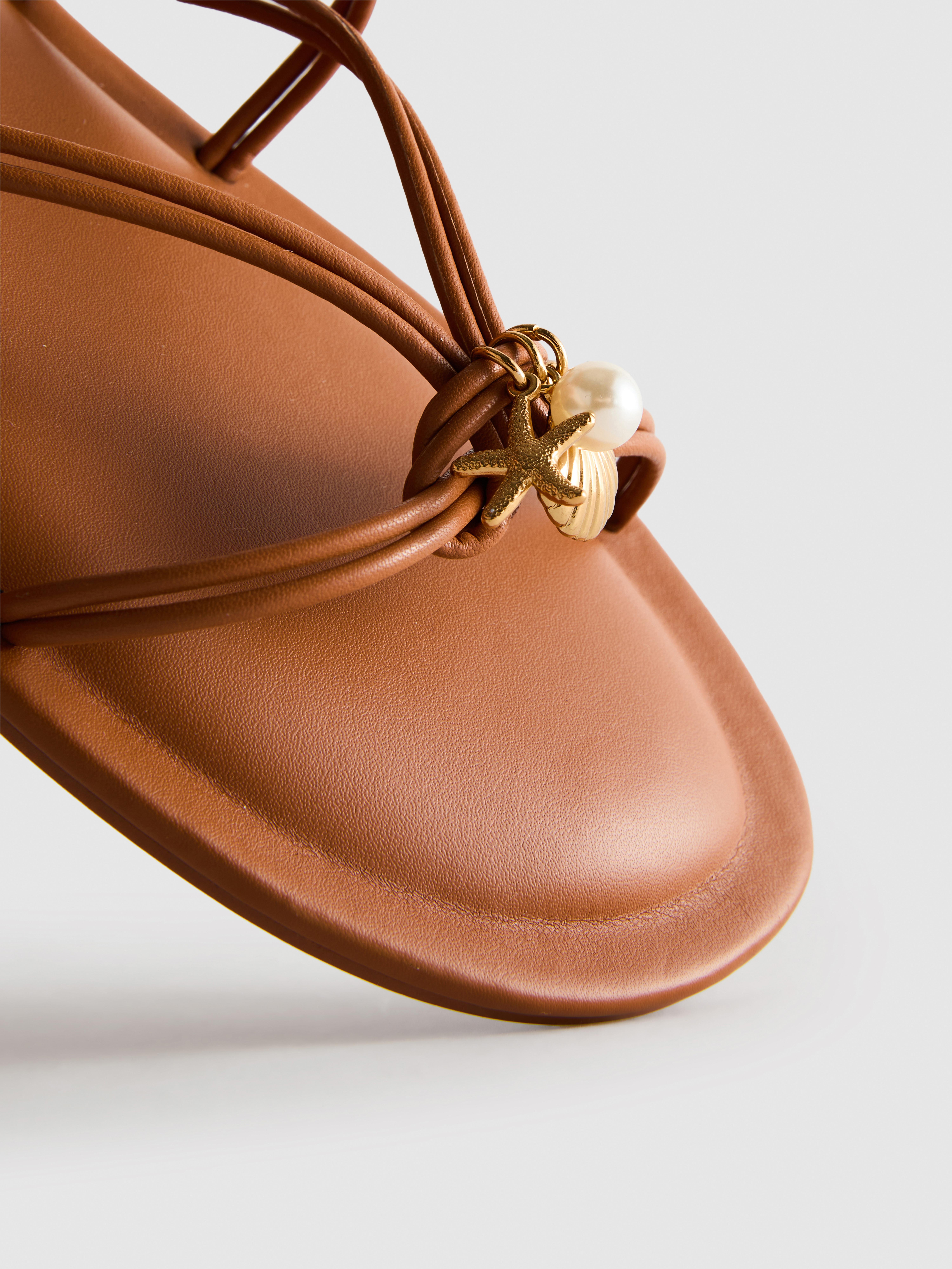 Sandales à brides et breloques Paula Echevarría