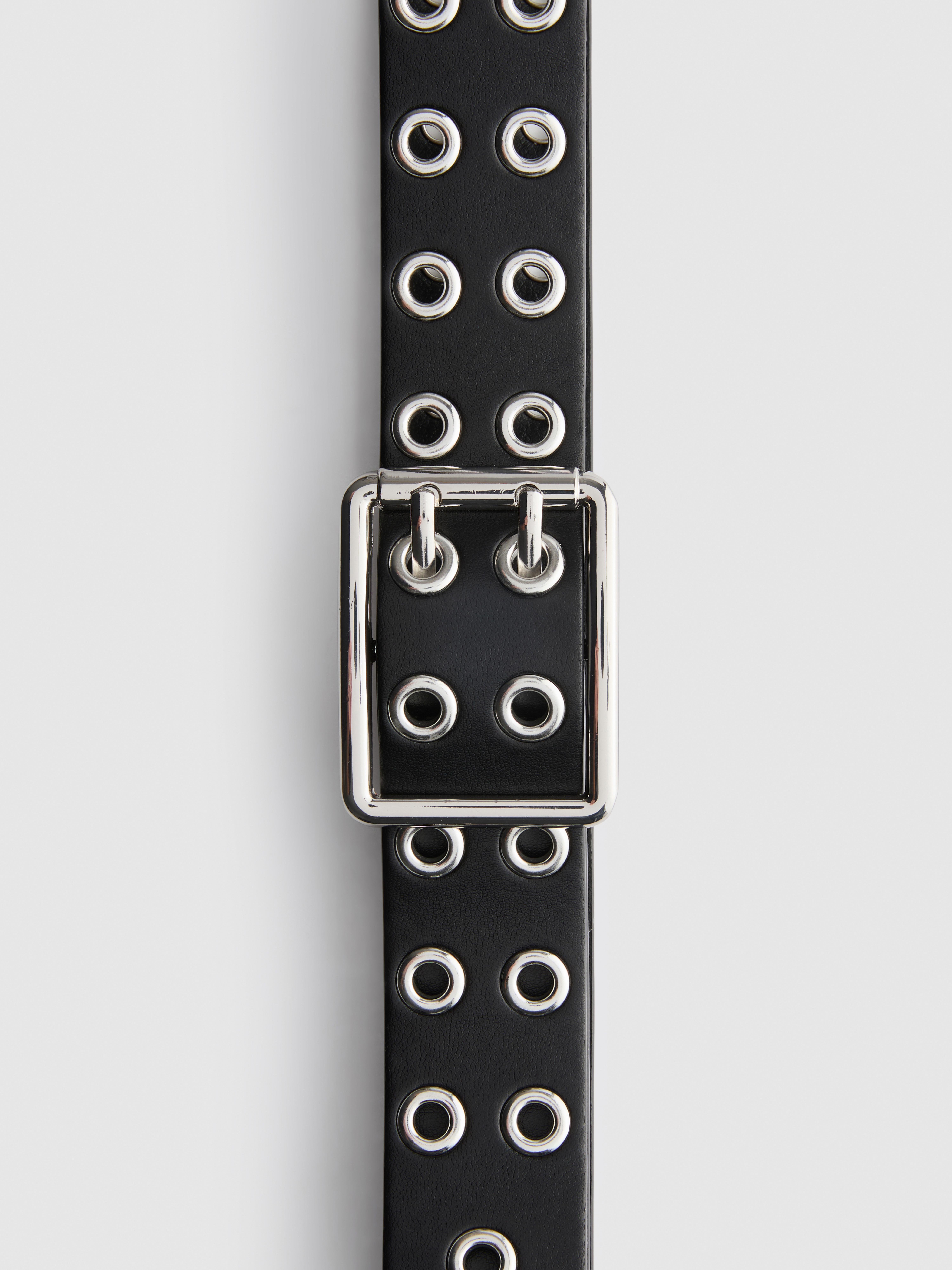 Ceinture à boucle et œillets