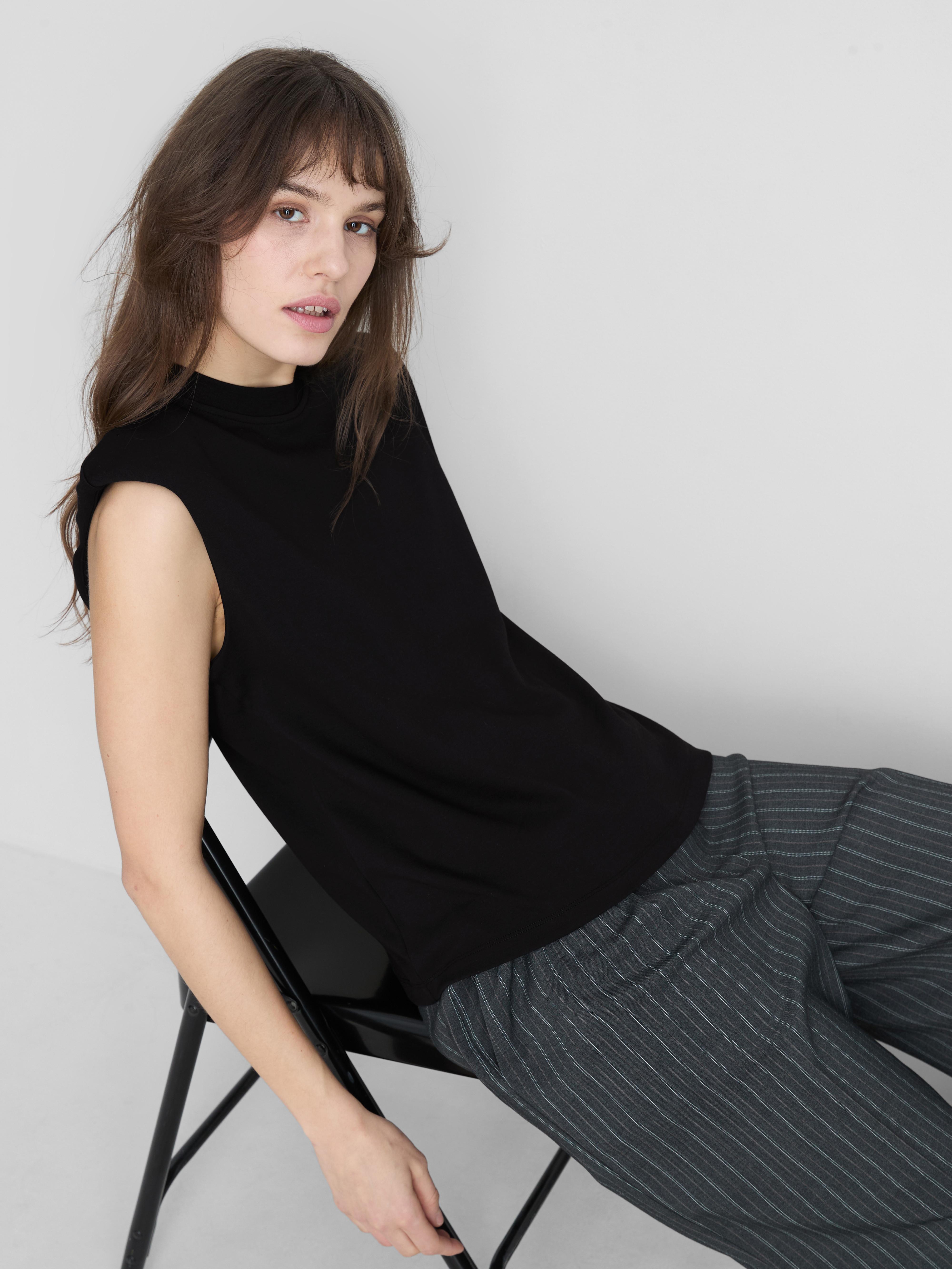 Cropped Sleeveless Shoulder Pad Tee