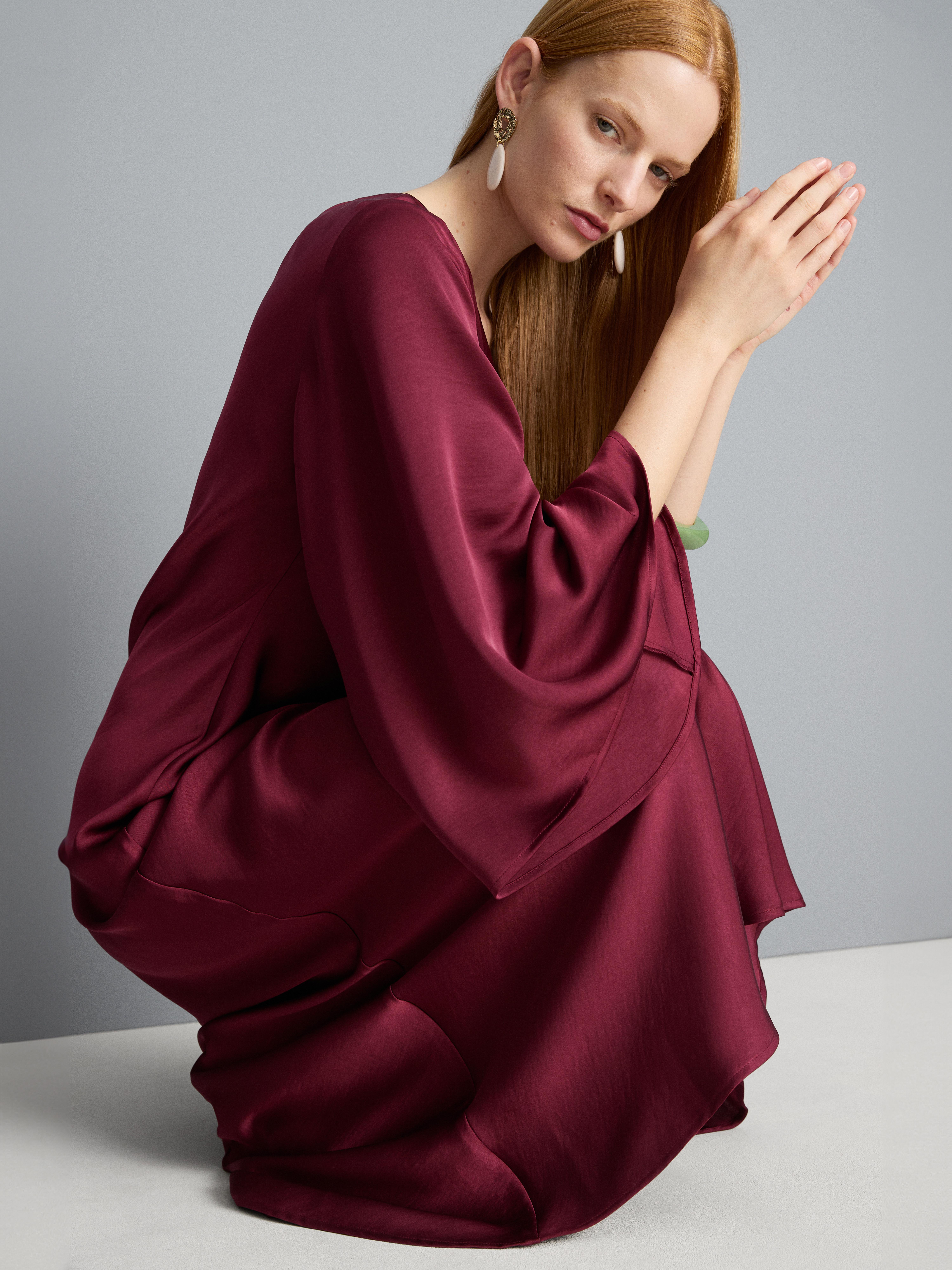 Vestido largo asimétrico con manga acampanada