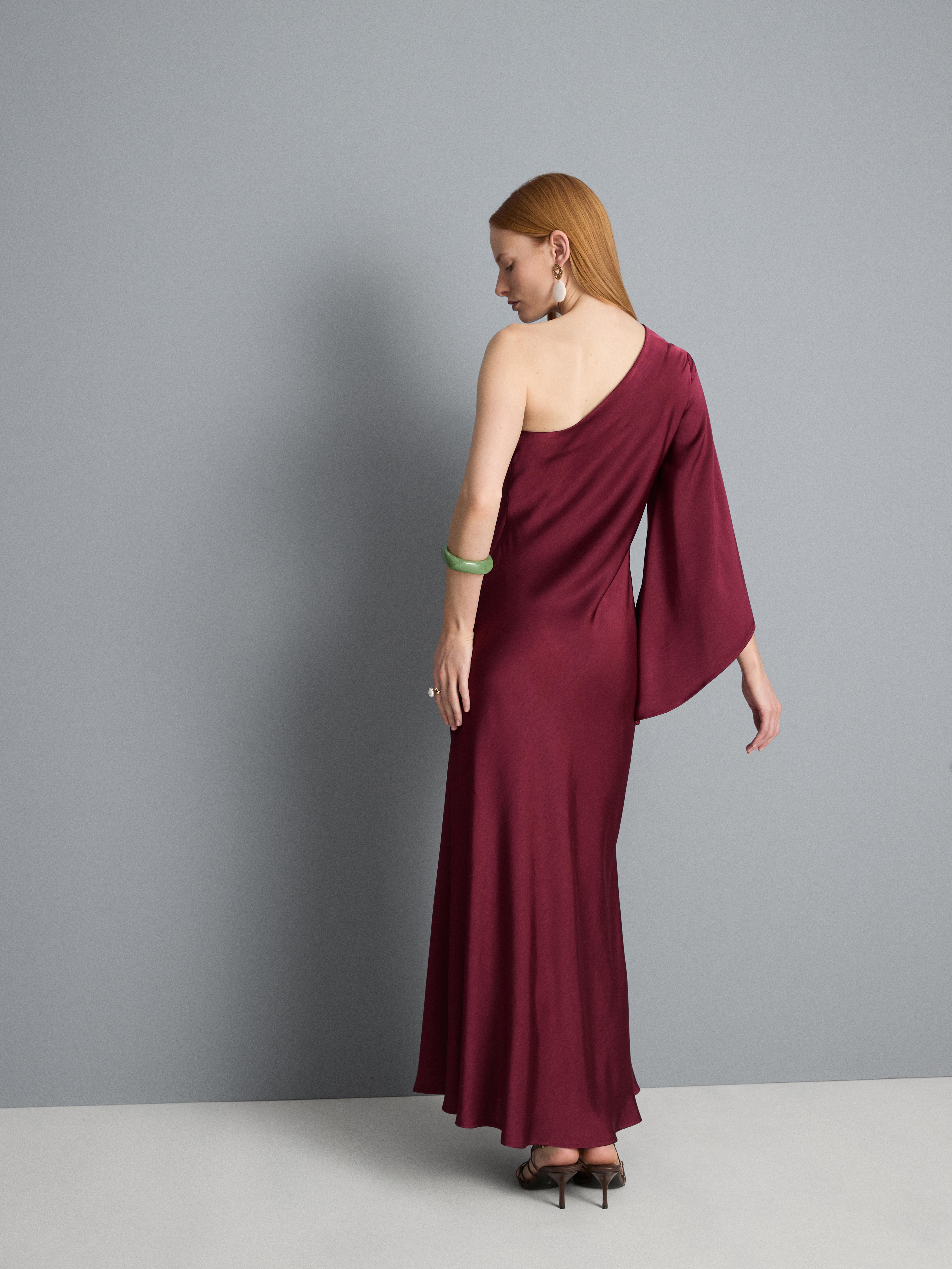 Vestido largo asimétrico con manga acampanada