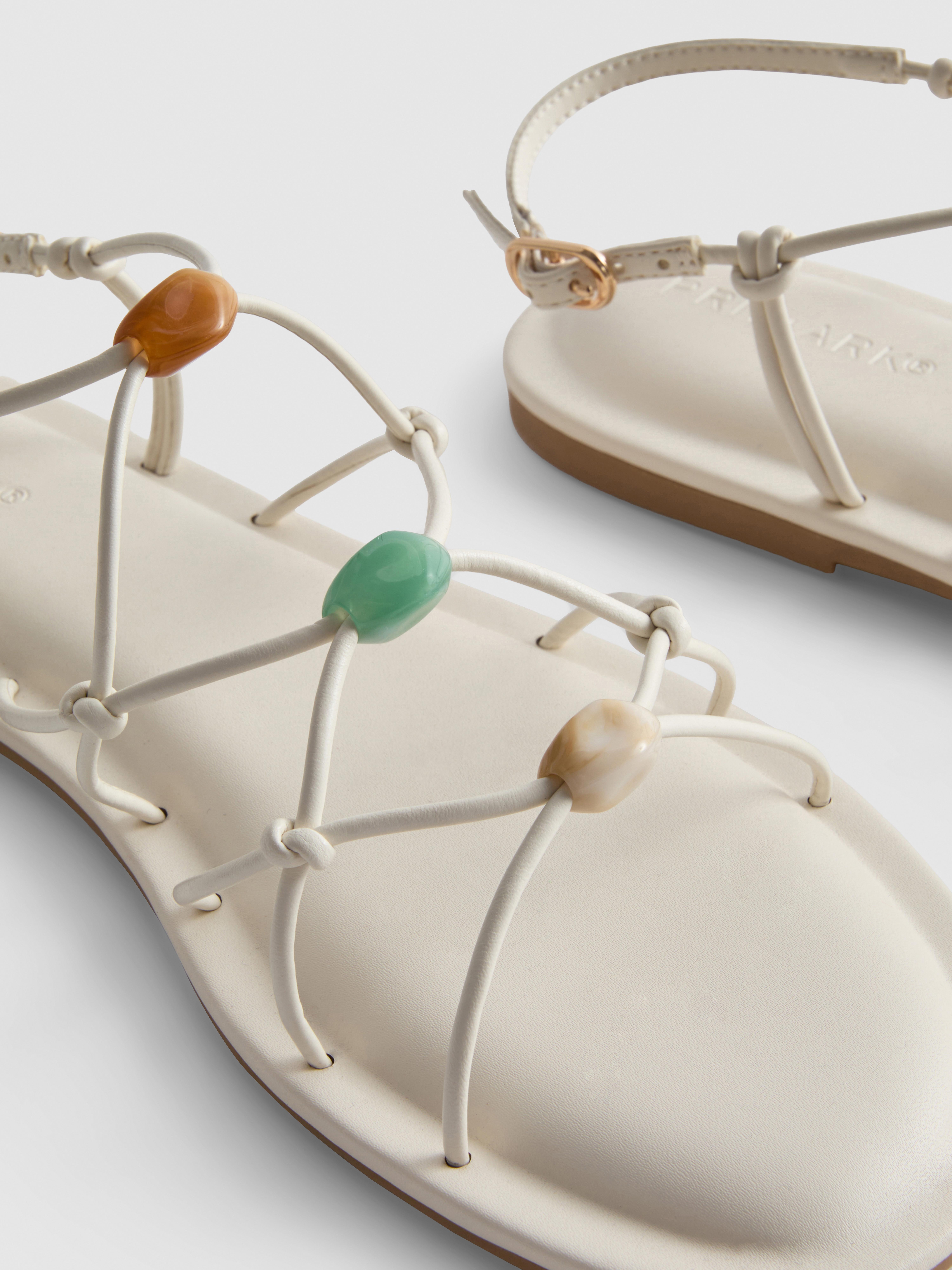 Sandalen met bandjes en kralen