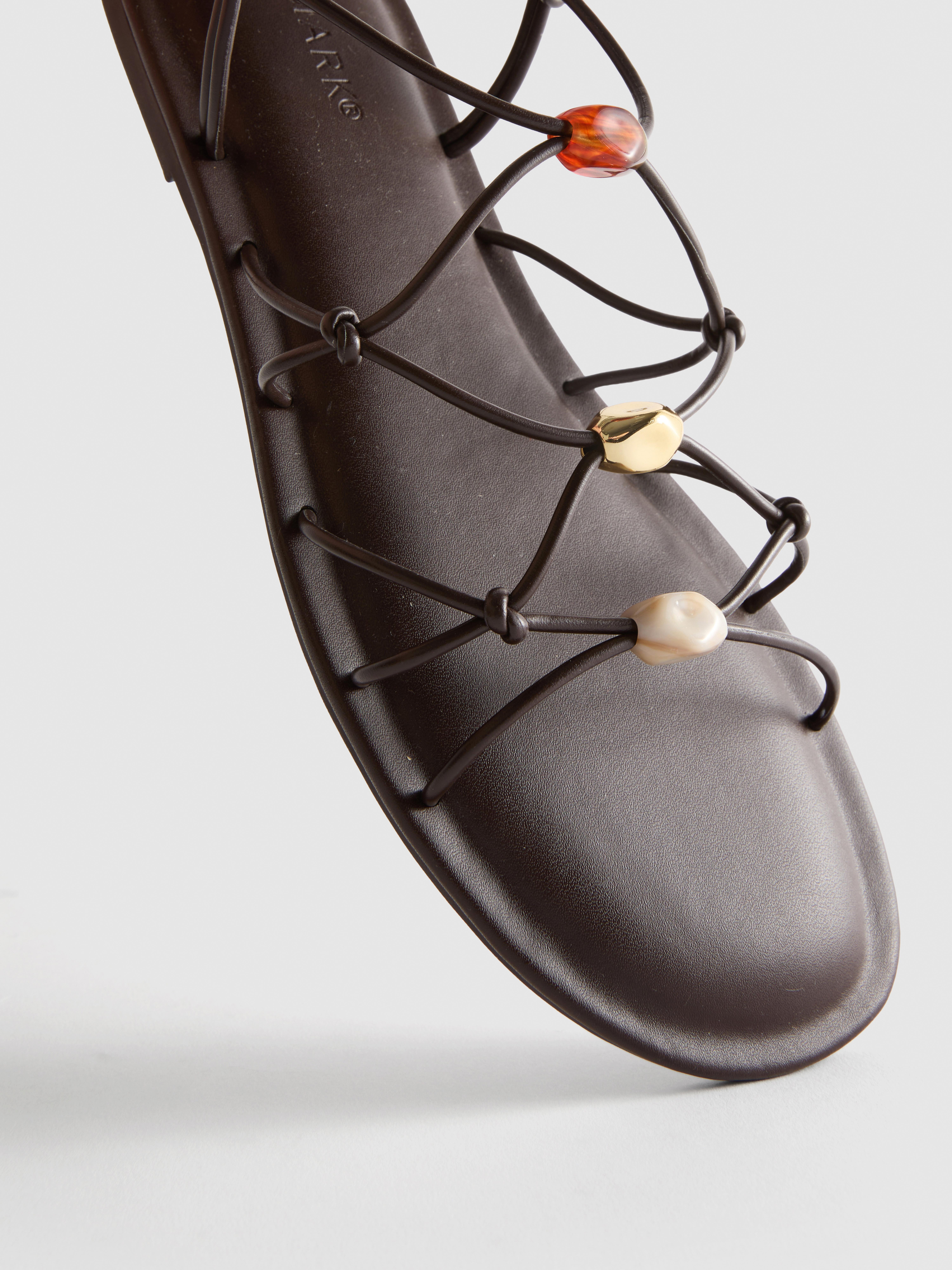 Sandalen met bandjes en kralen