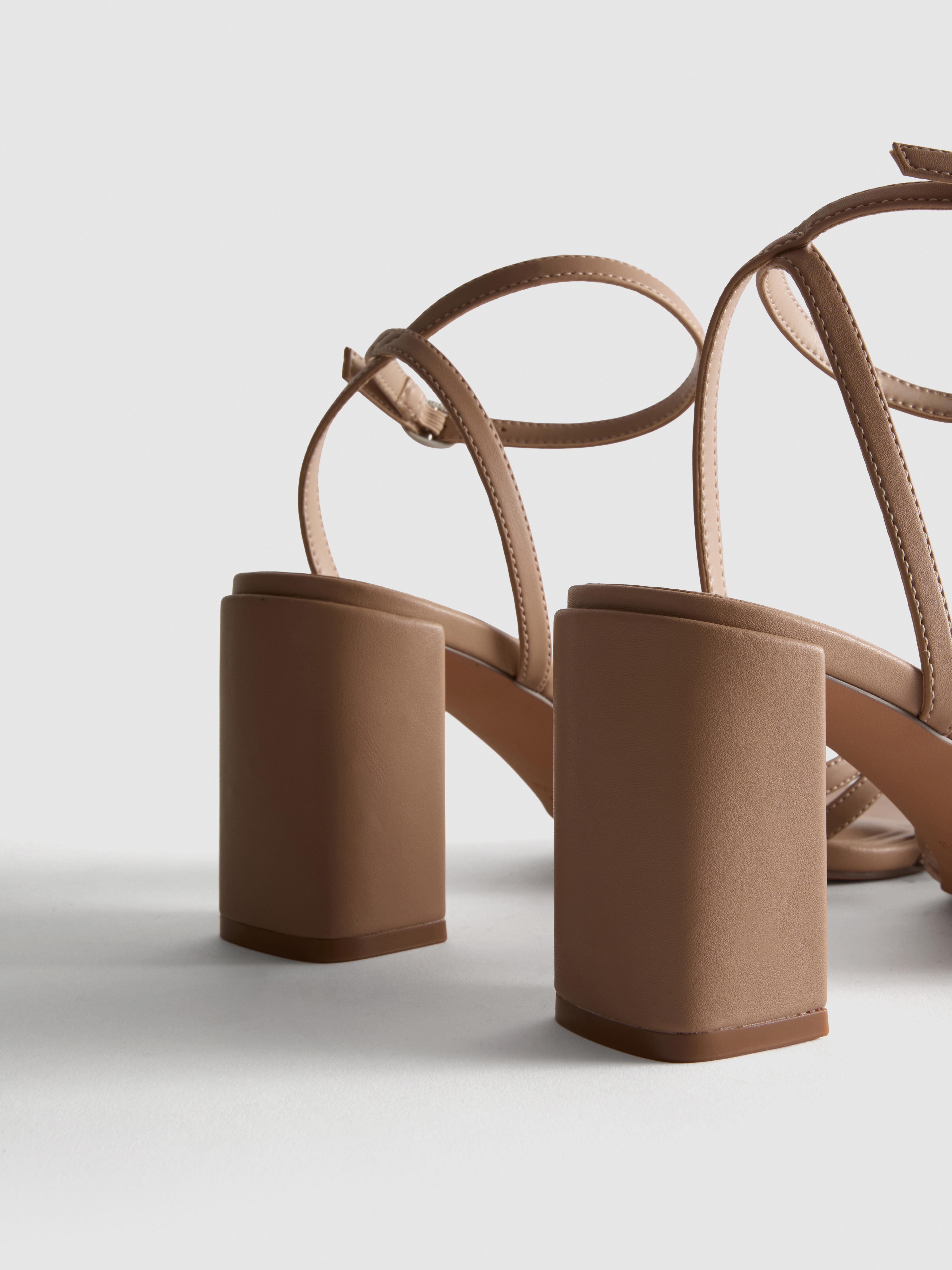 Sandalen met hak en bandjes met stras