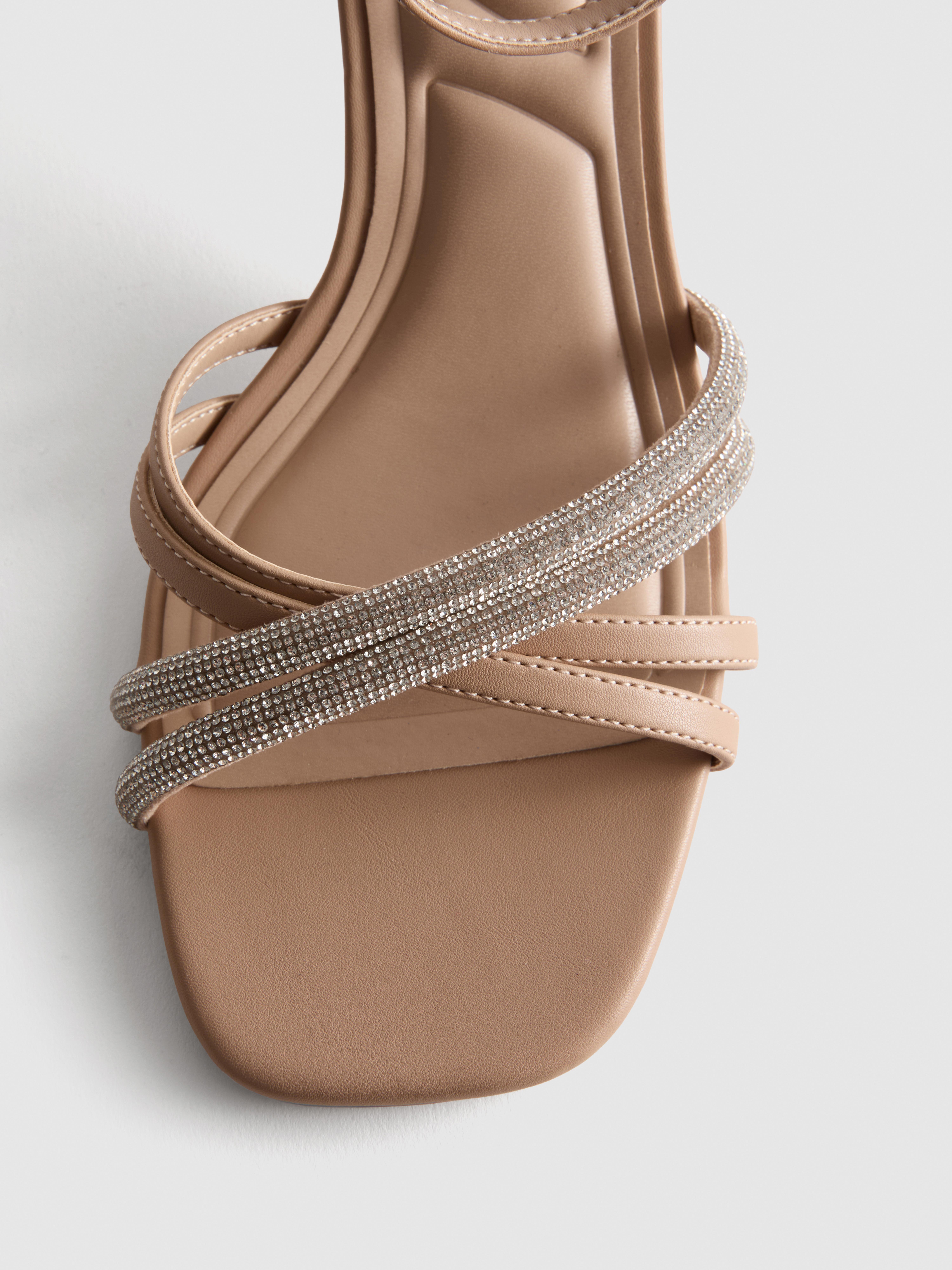 Sandalen met hak en bandjes met stras