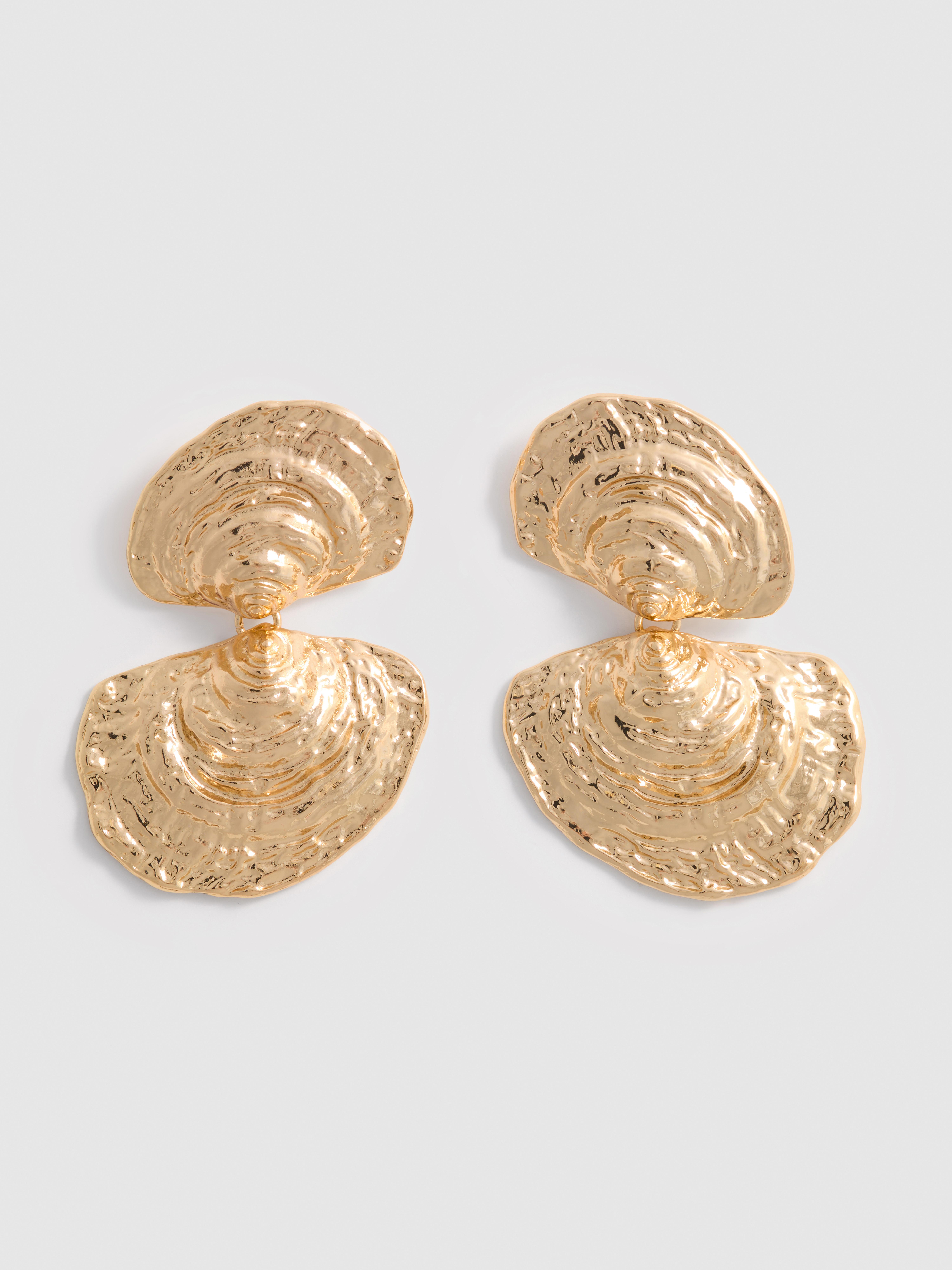 „The Edit“ Metallic-Hängeohrringe im Muscheldesign