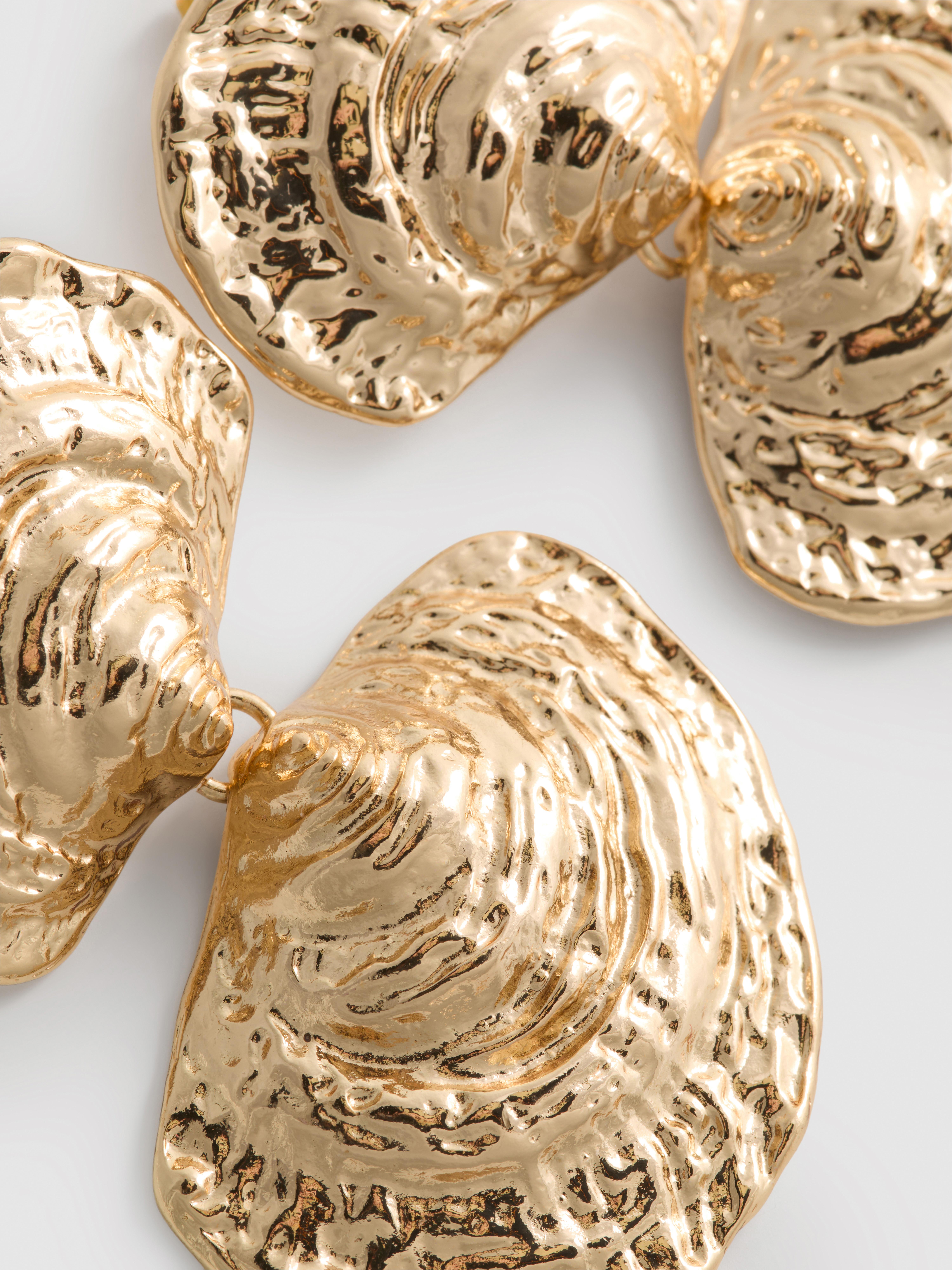 „The Edit“ Metallic-Hängeohrringe im Muscheldesign