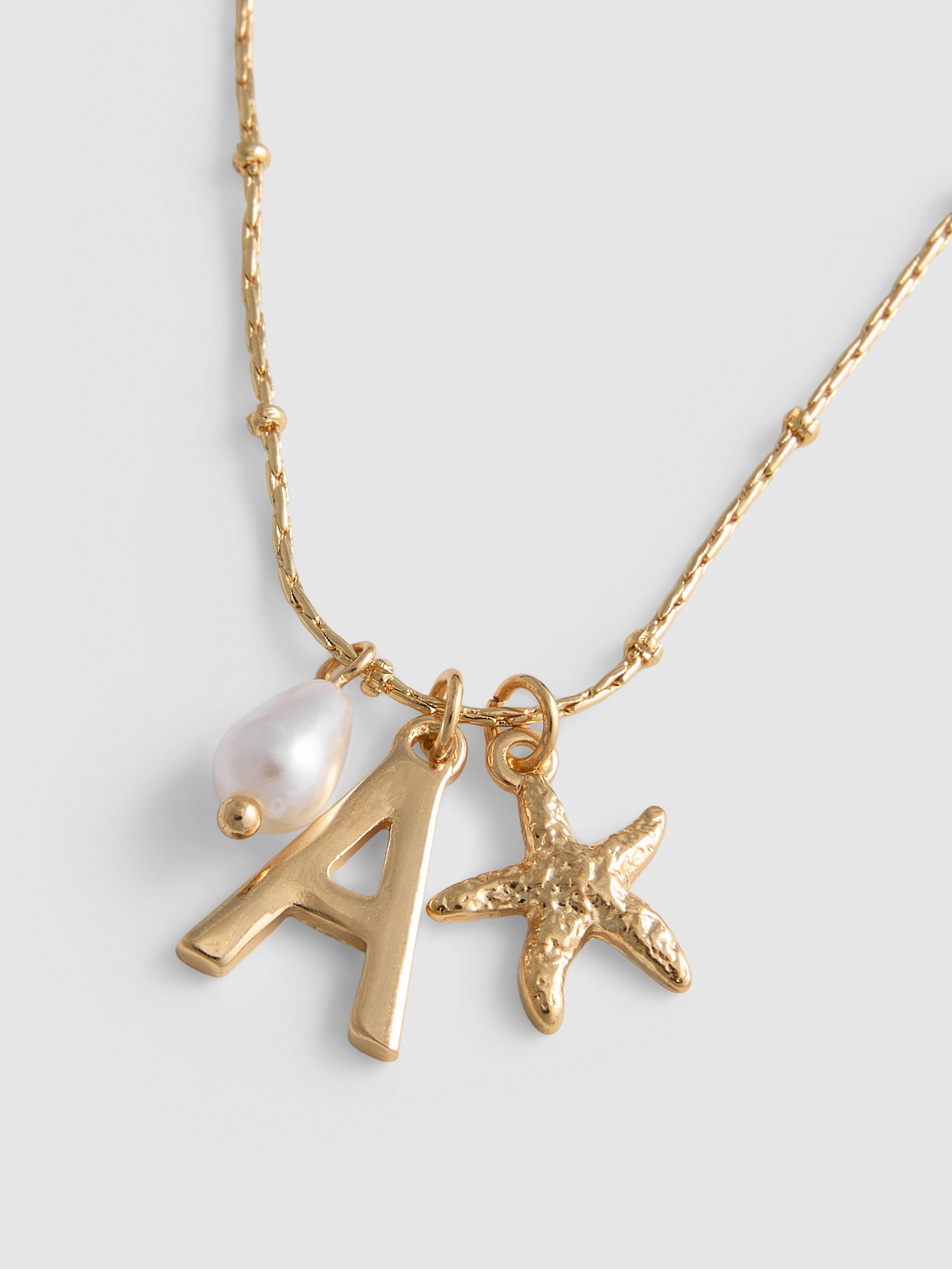 Collier à breloques et initiale