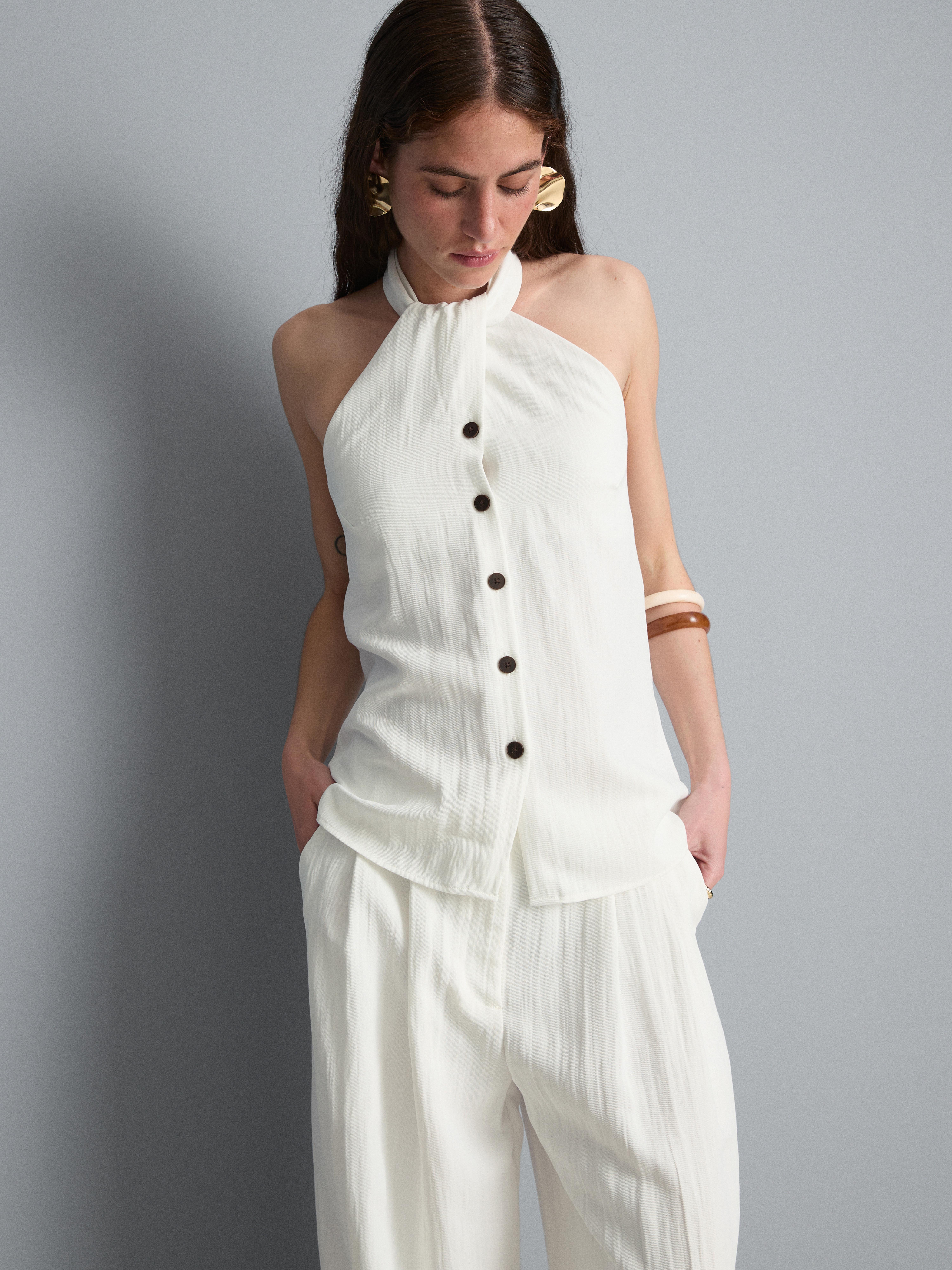 Top strutturato con scollo all'americana e bottoni