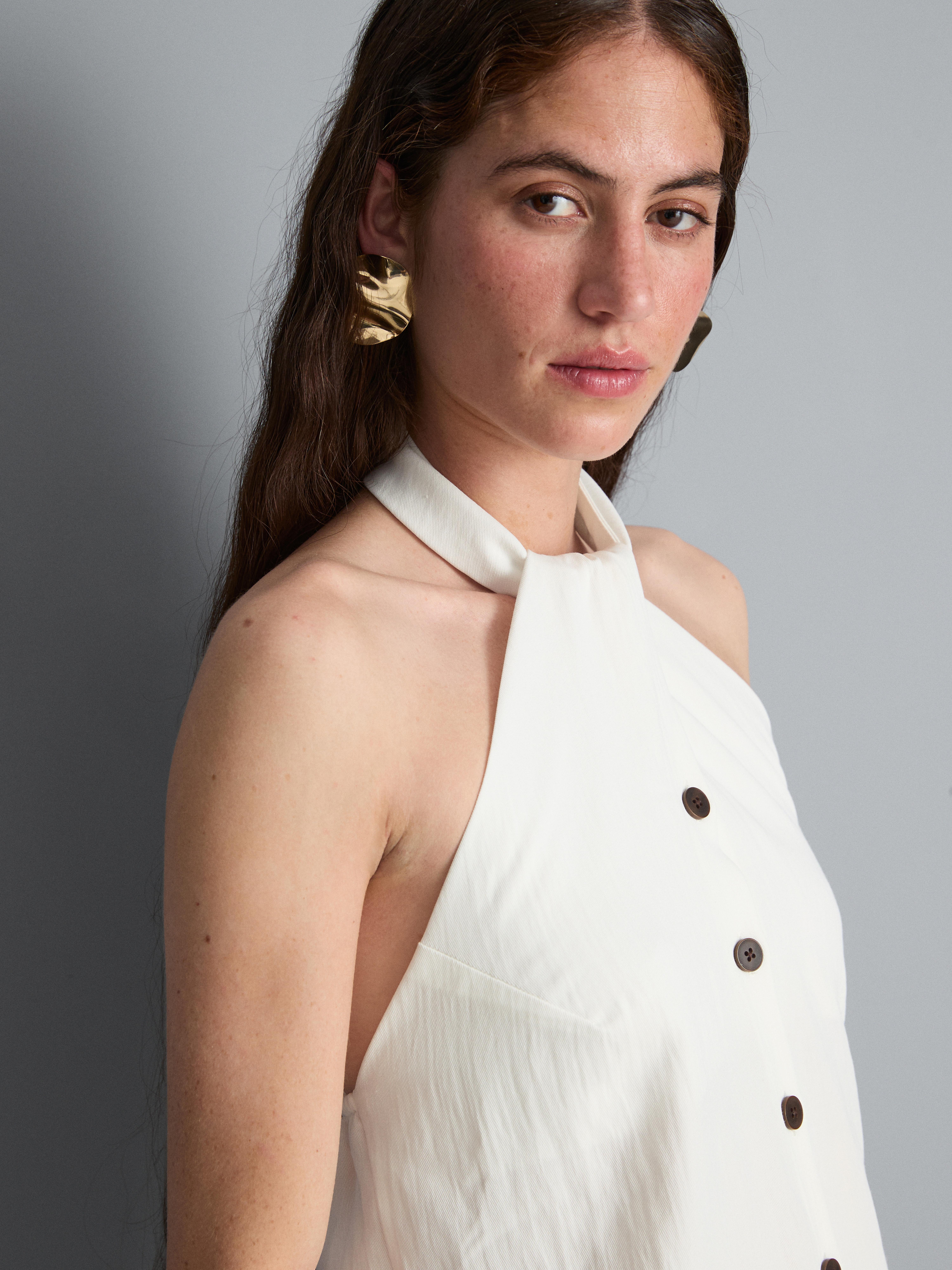 Top strutturato con scollo all'americana e bottoni