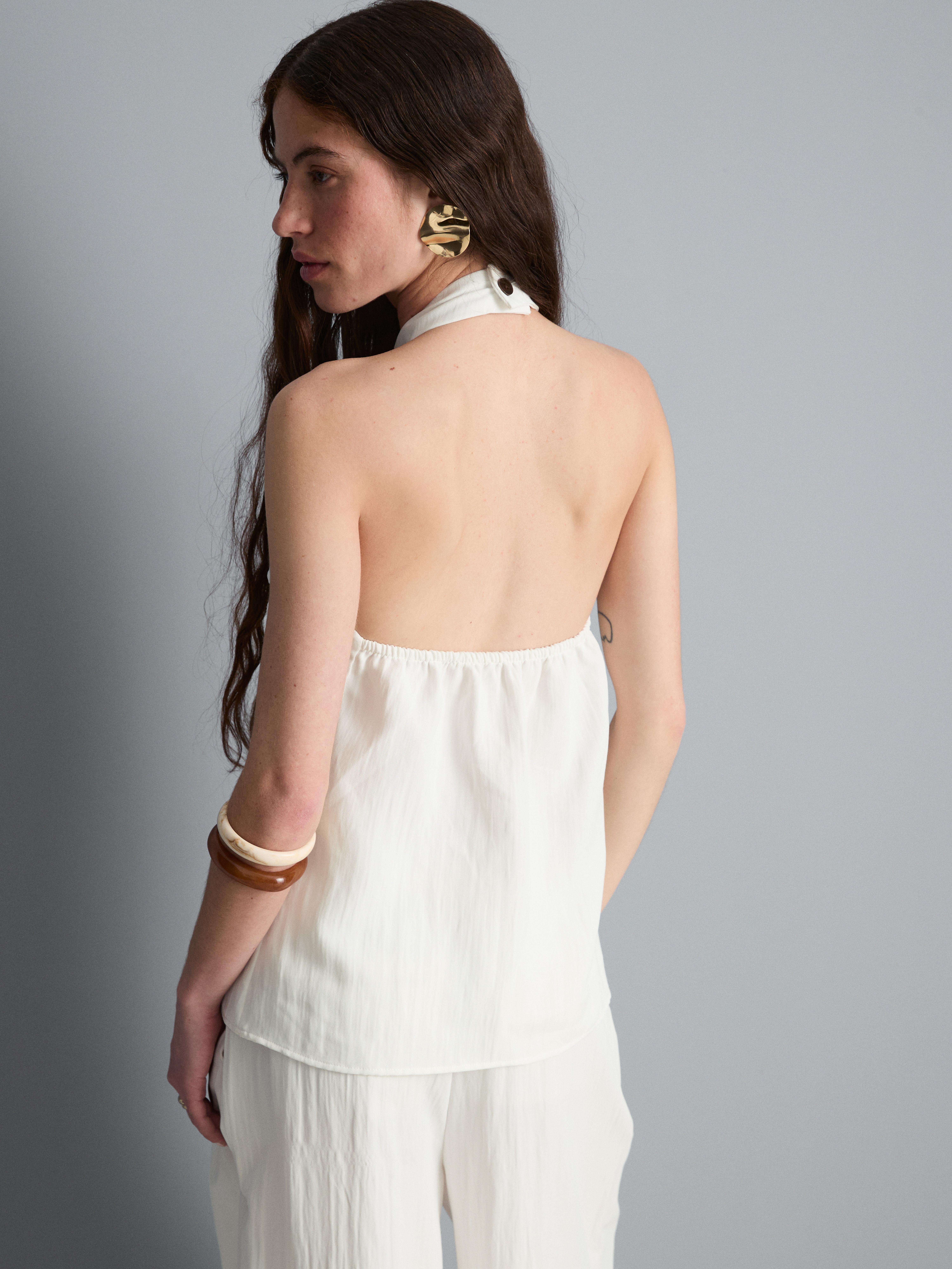 Top strutturato con scollo all'americana e bottoni