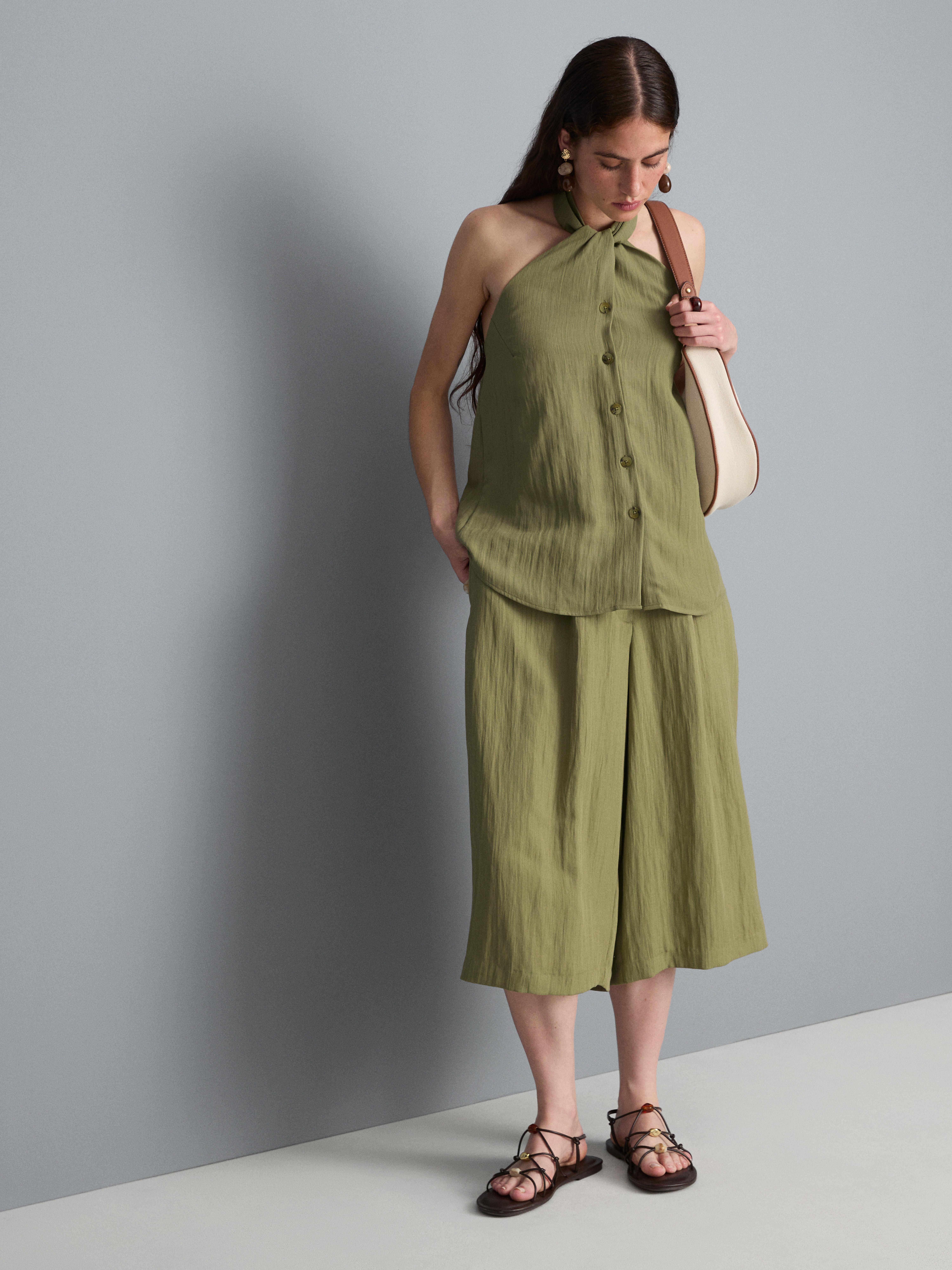 Top strutturato con scollo all'americana e bottoni