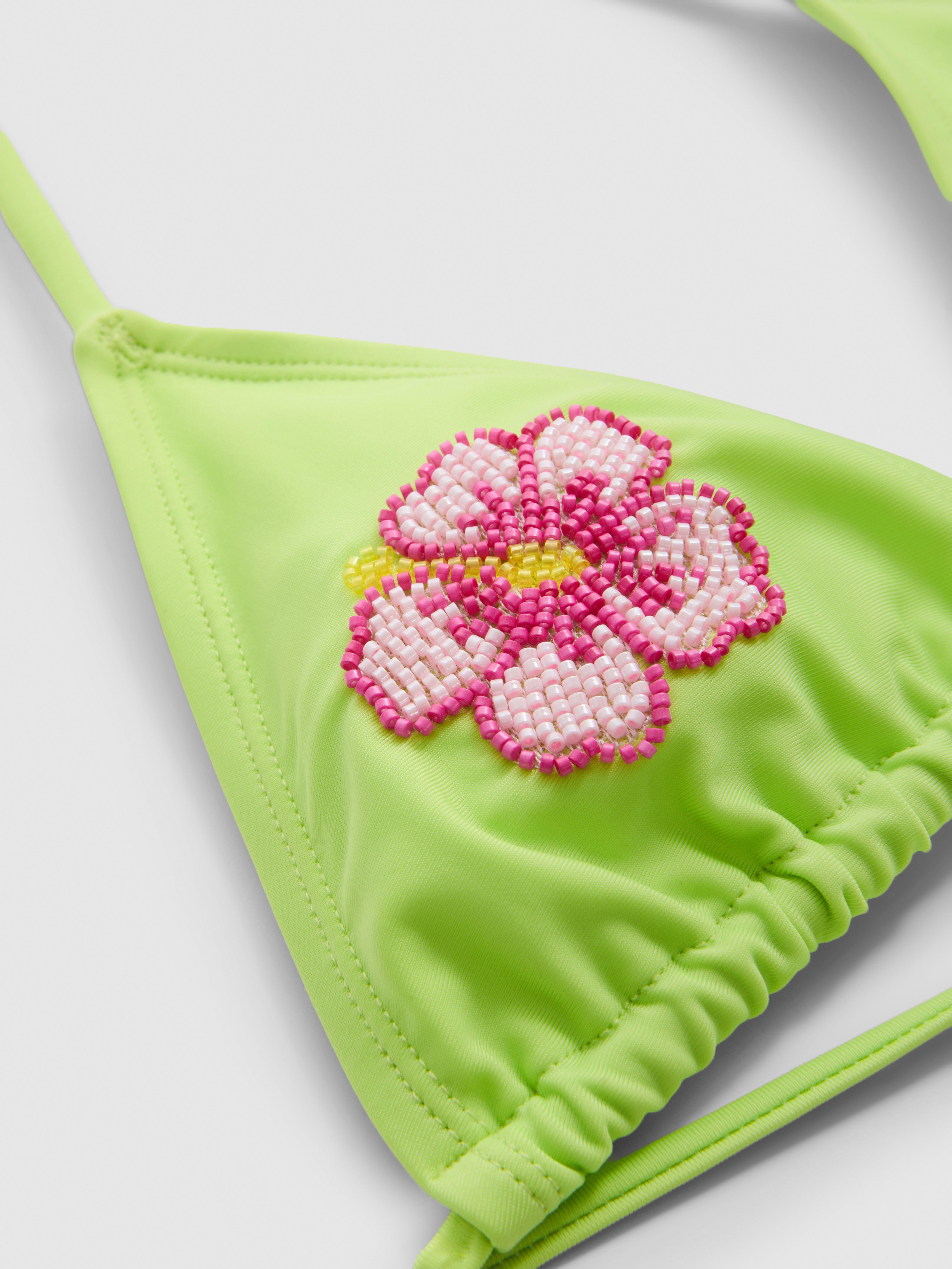 Triangelbikinitopje met kralen in bloemvorm
