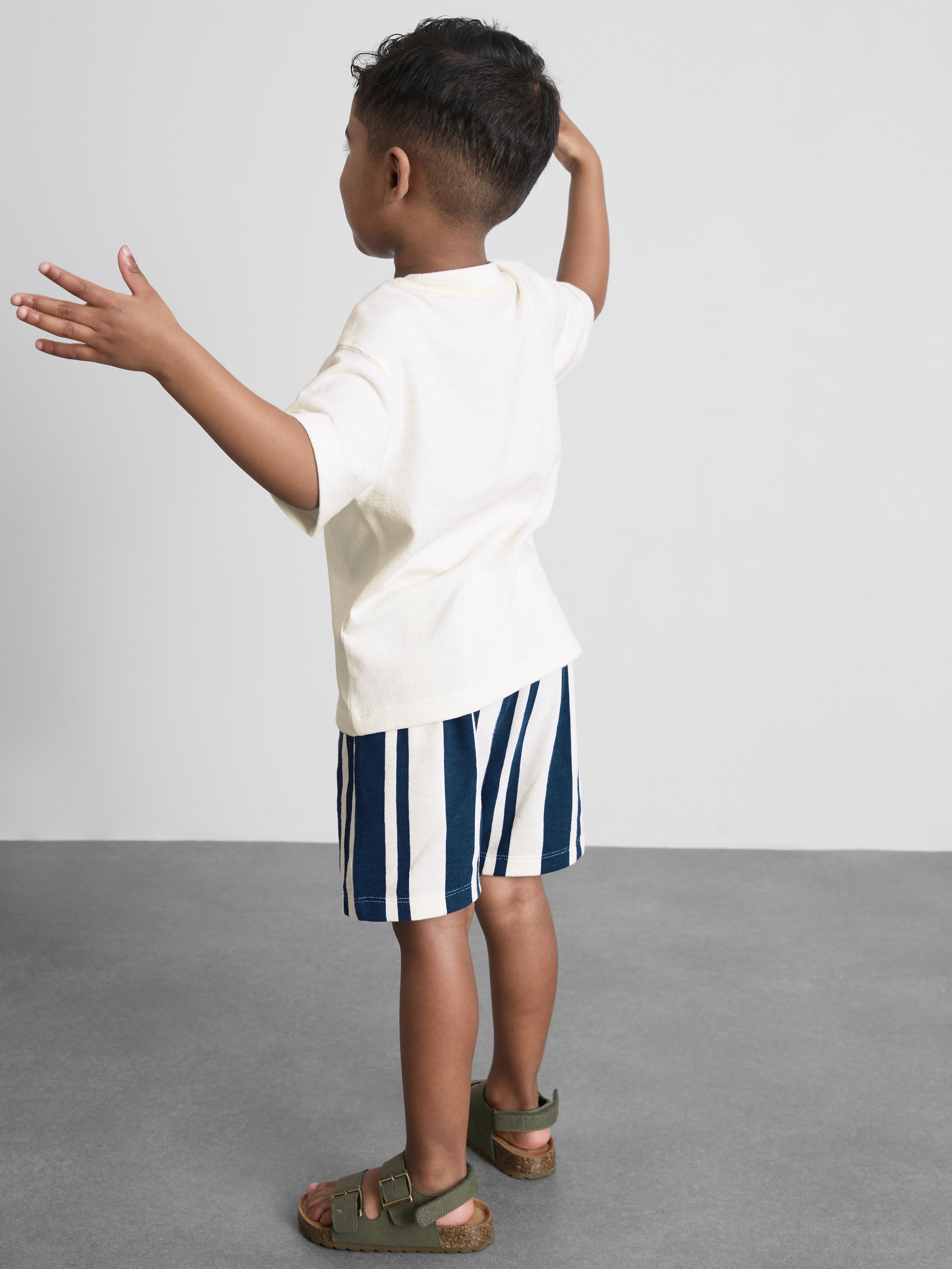 1,5–9 Jahre | T-Shirt mit Strandgrafik und gestreiften Shorts