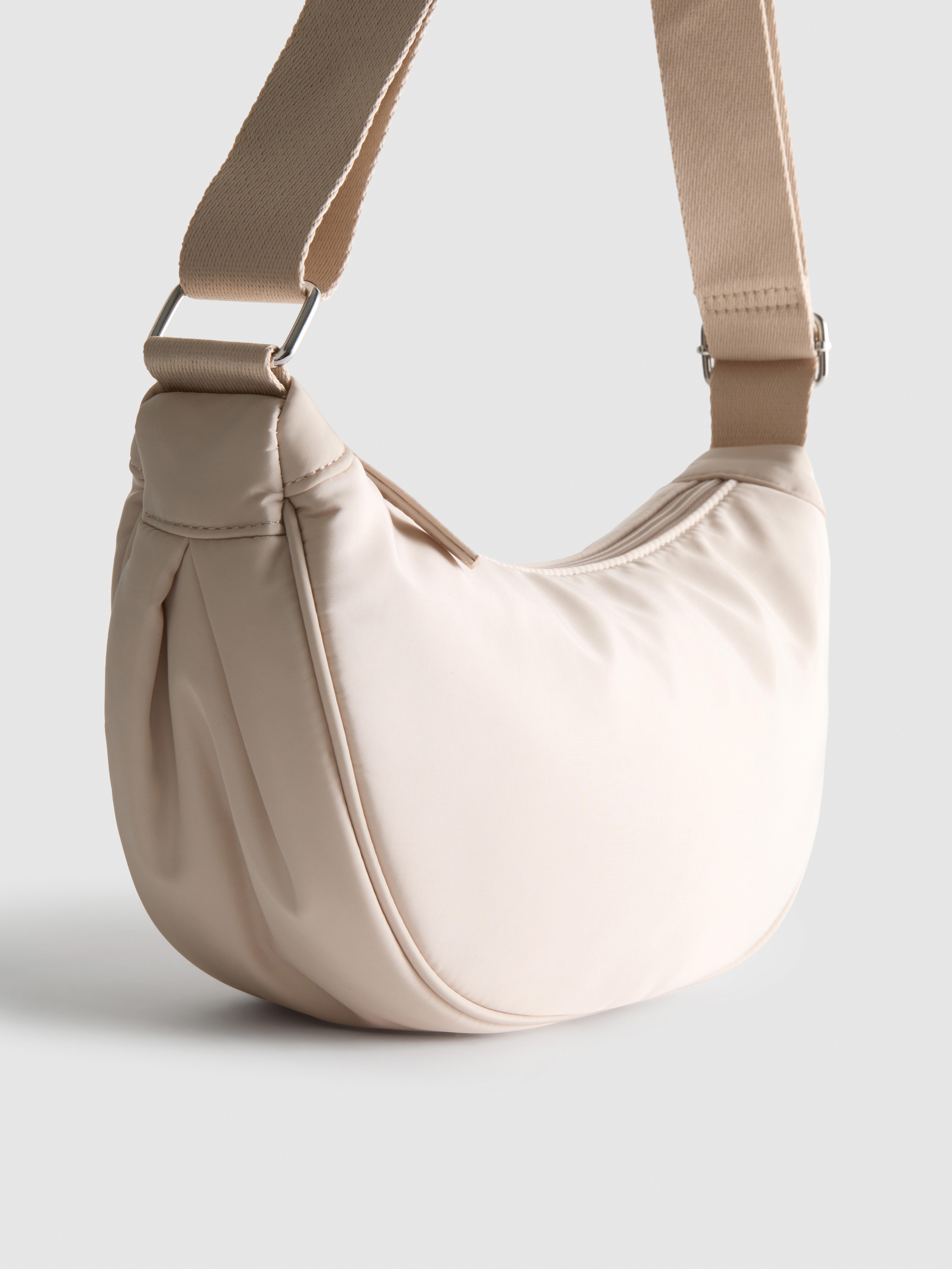 Sac à bandoulière rembourré en forme de croissant
