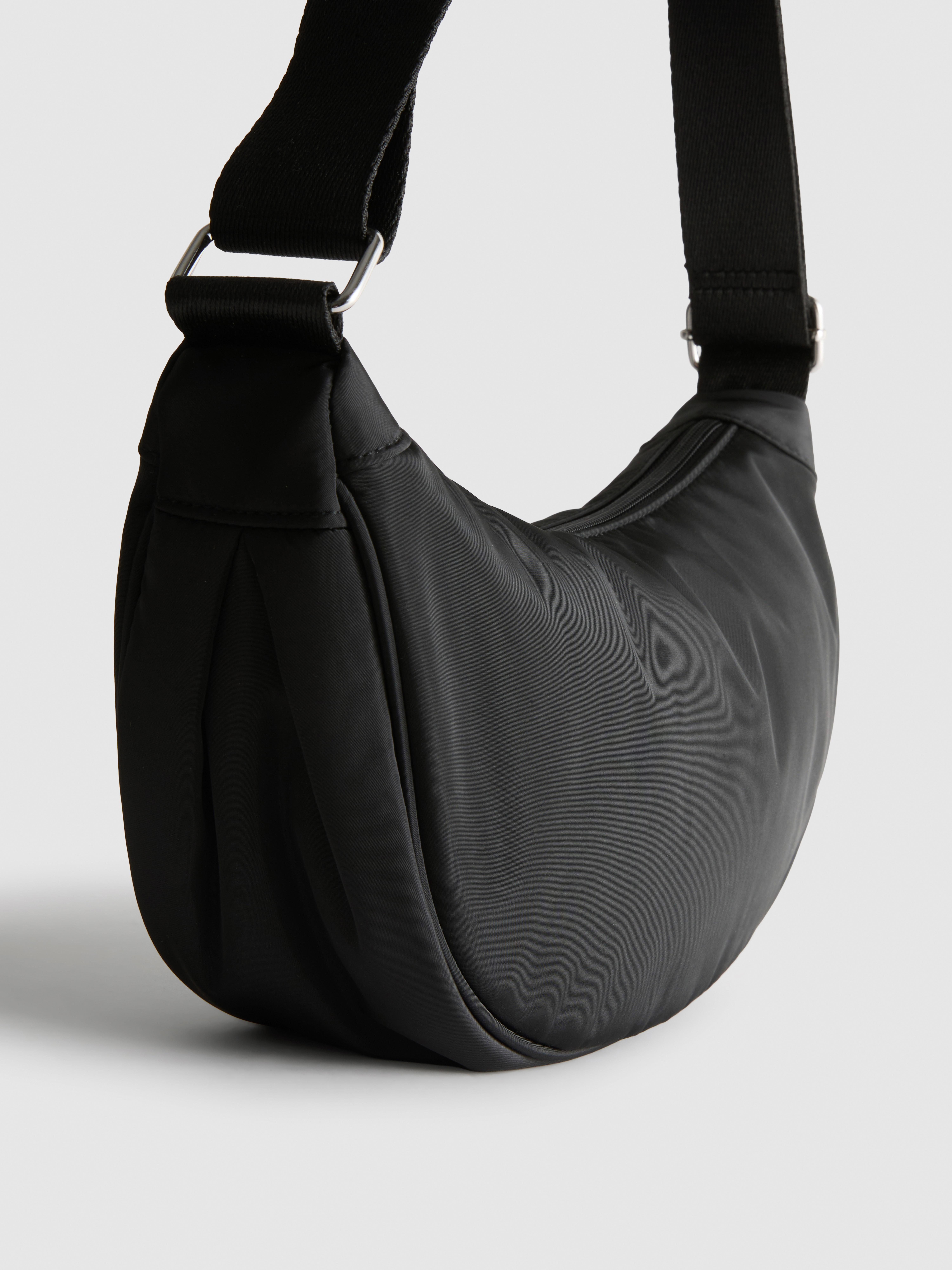 Borsa a mezzaluna imbottita con tracolla