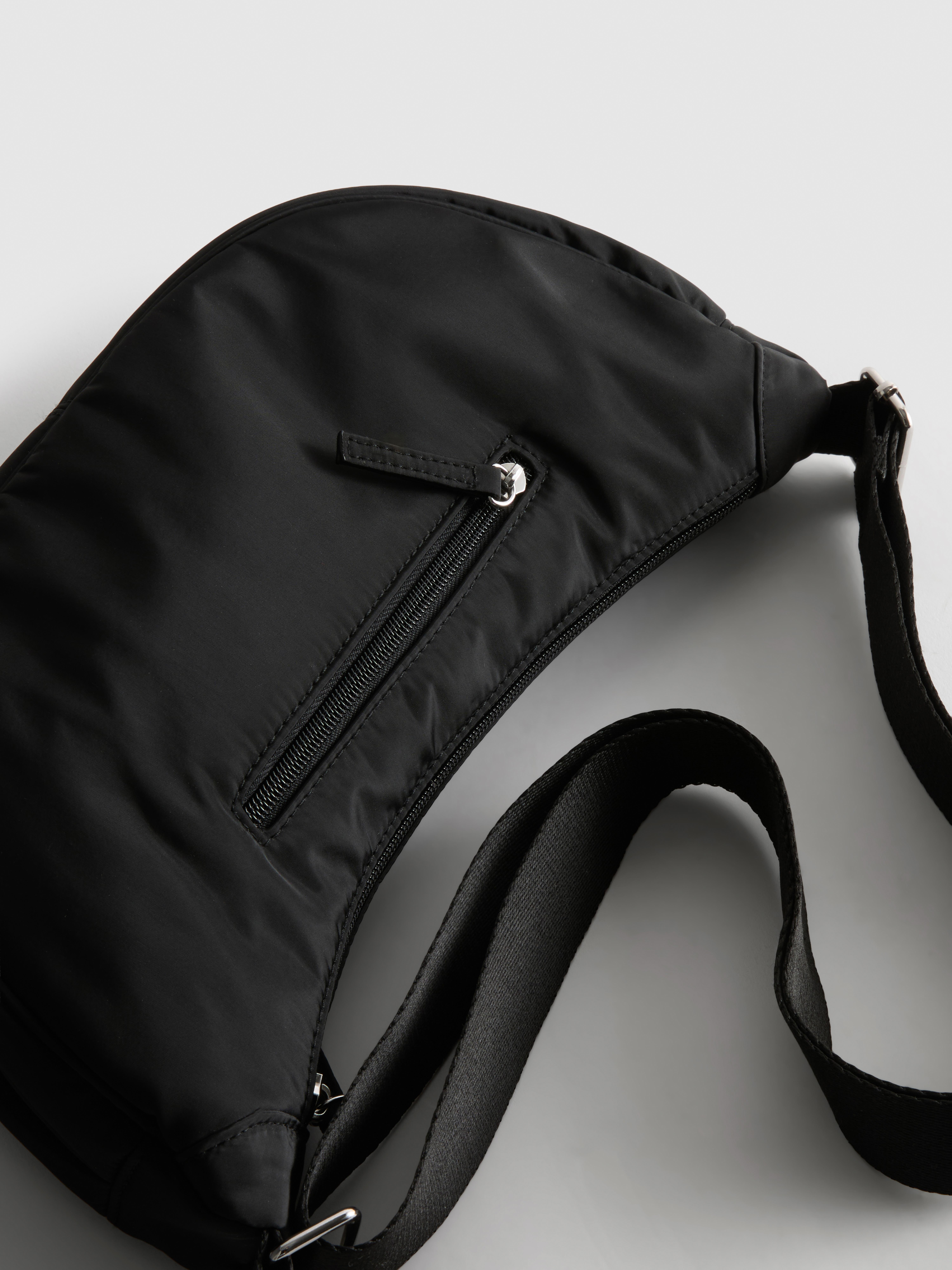 Borsa a mezzaluna imbottita con tracolla