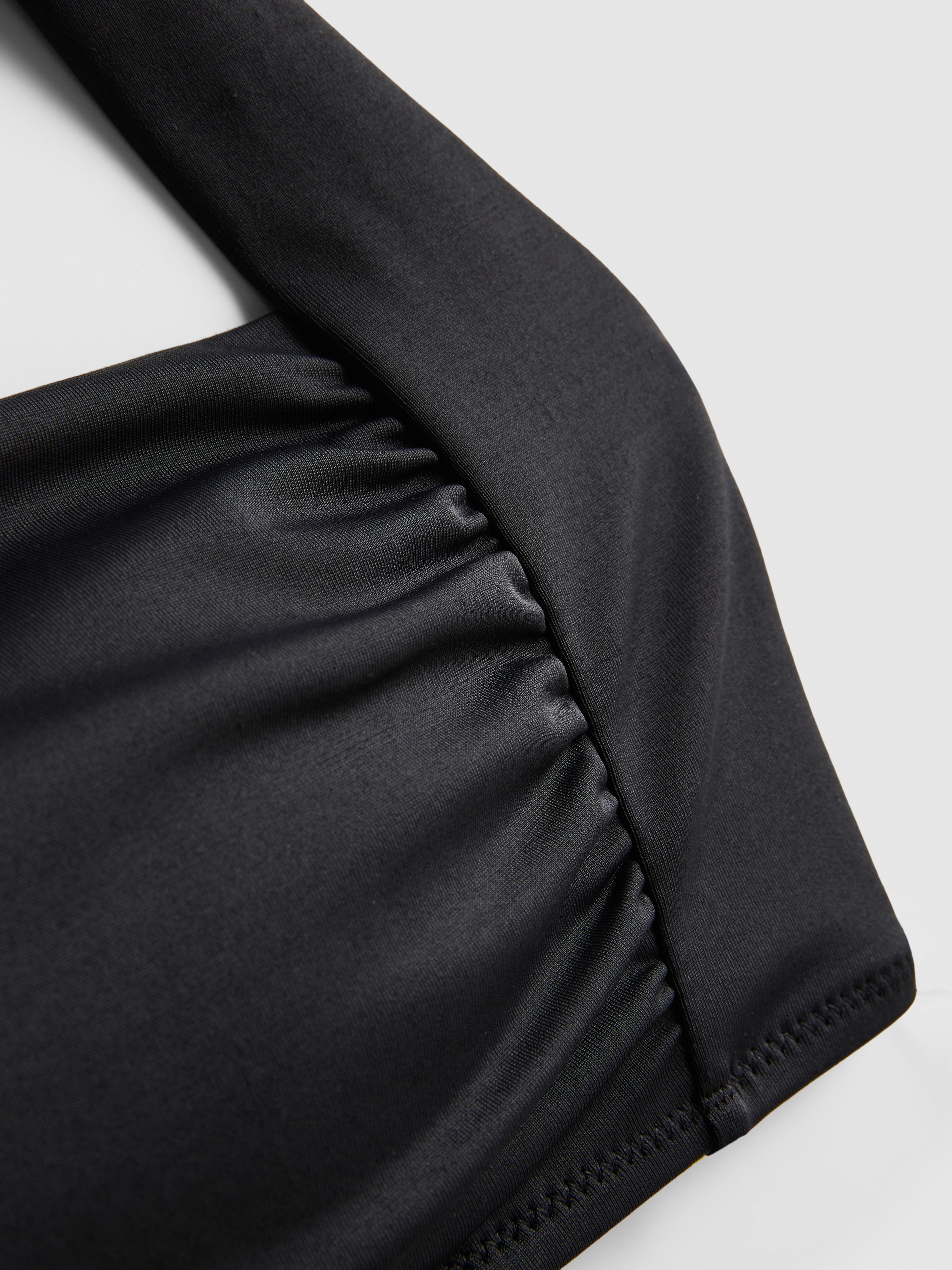 Top bikini a fascia con laccetti al collo